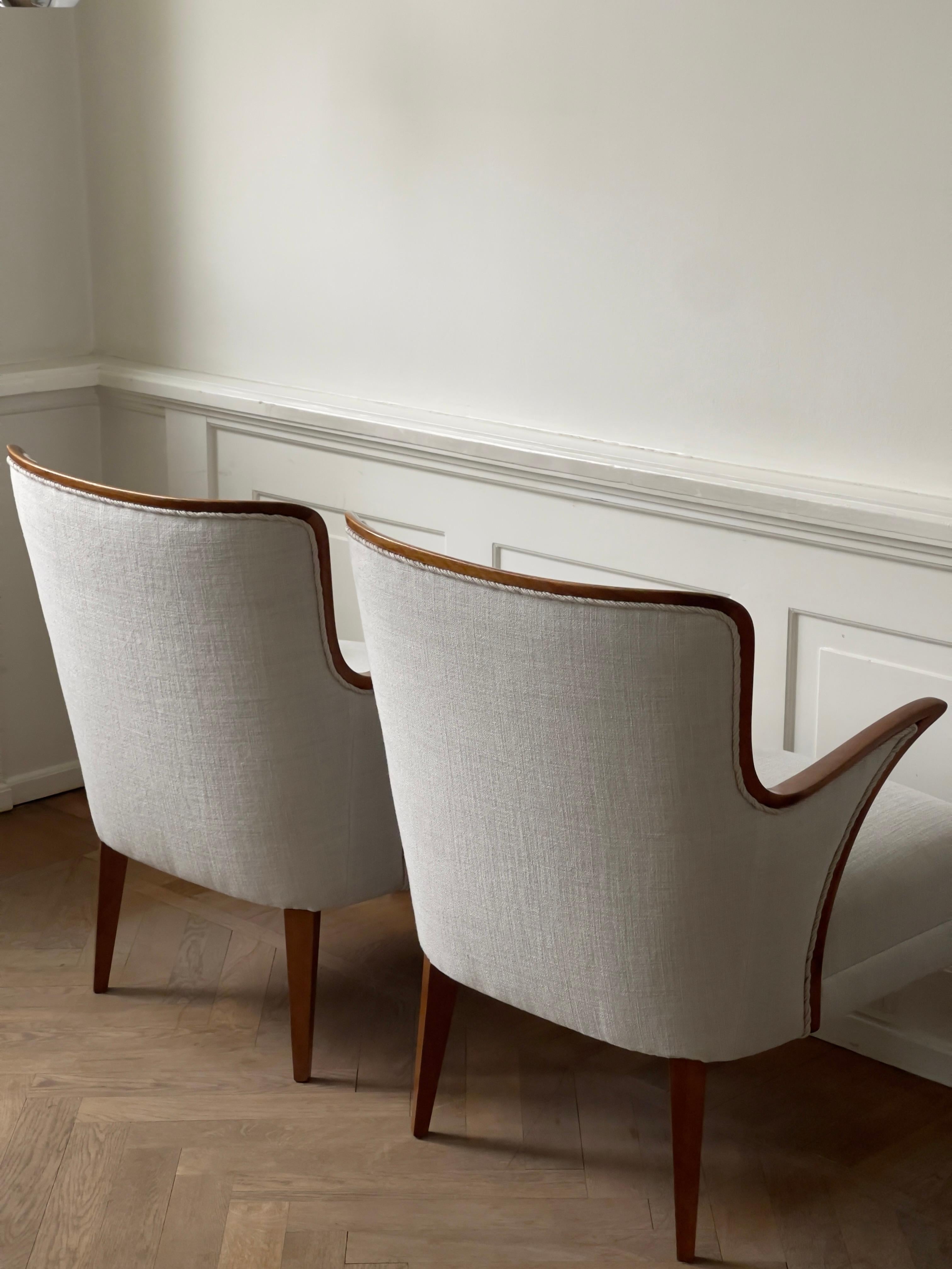 Scandinave moderne Paire de fauteuils d'ébéniste danois des années 1940 retapissés en lin Pierre Frey en vente