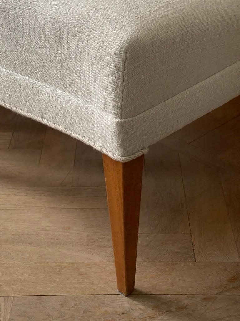 Danois Paire de fauteuils d'ébéniste danois des années 1940 retapissés en lin Pierre Frey en vente
