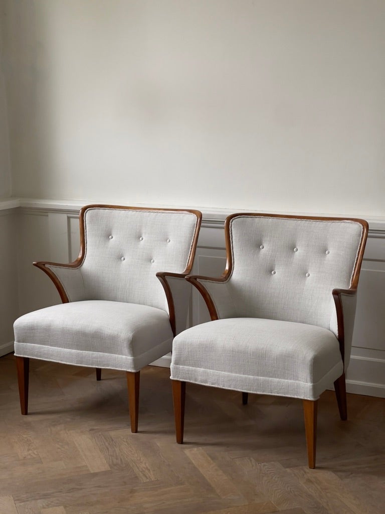 Milieu du XXe siècle Paire de fauteuils d'ébéniste danois des années 1940 retapissés en lin Pierre Frey en vente