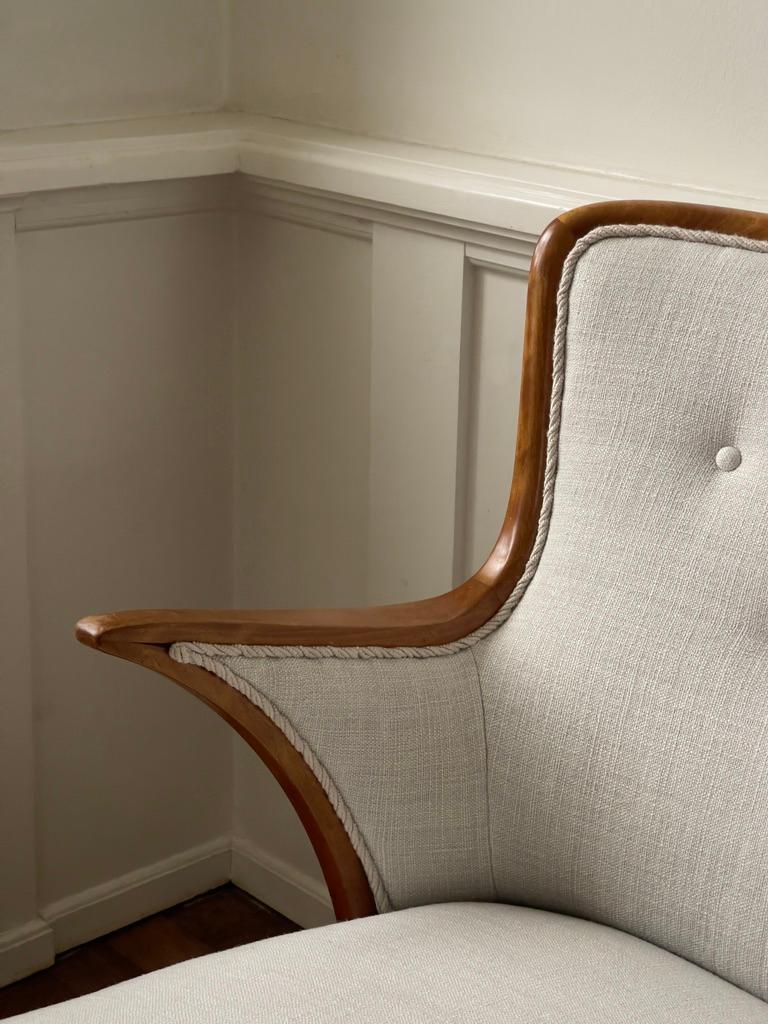Lin Paire de fauteuils d'ébéniste danois des années 1940 retapissés en lin Pierre Frey en vente