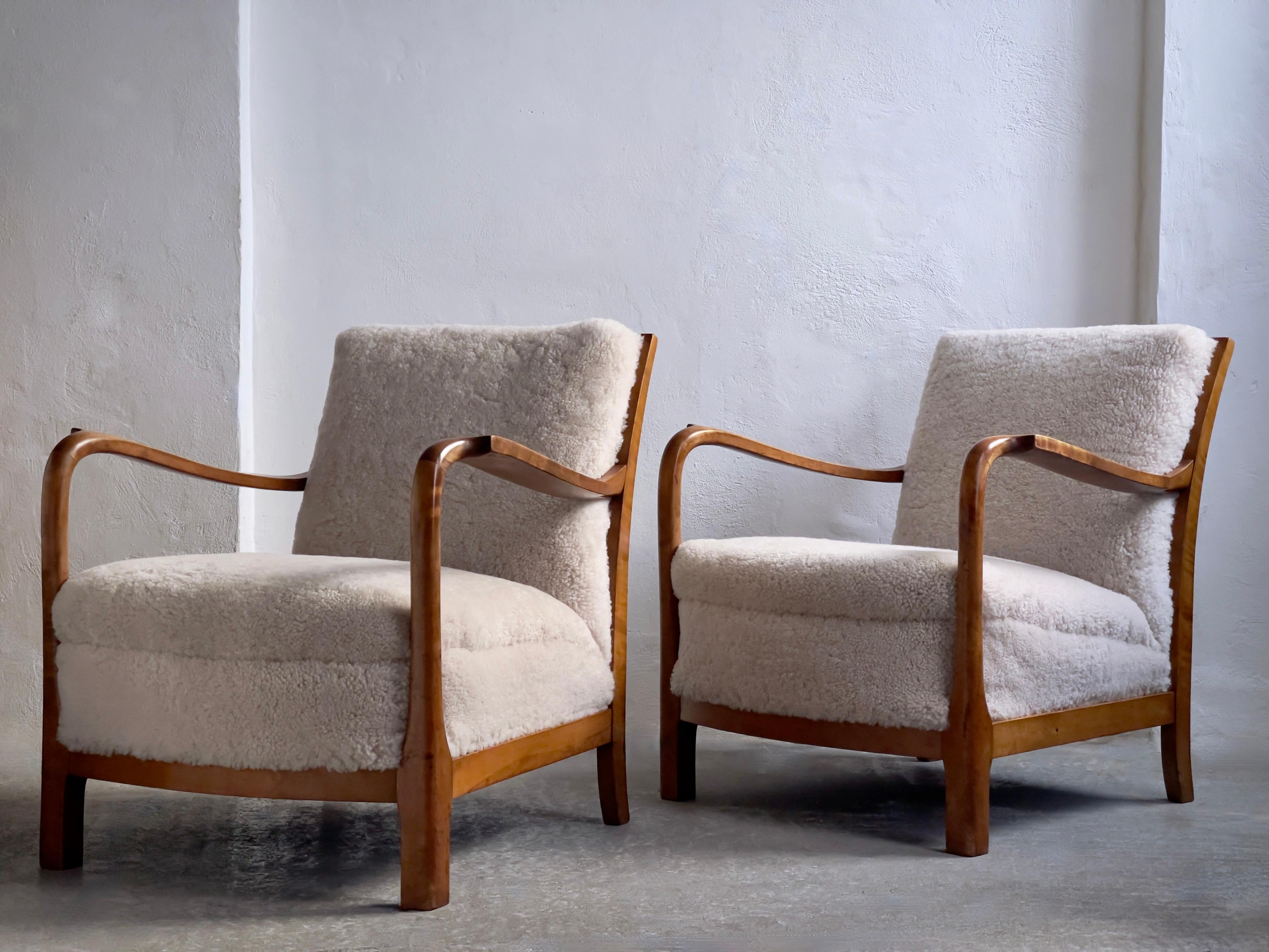 1940s pair of danish lounge chairs in solid flamed birch and premium sheepskin. In Good Condition In København K, 84
