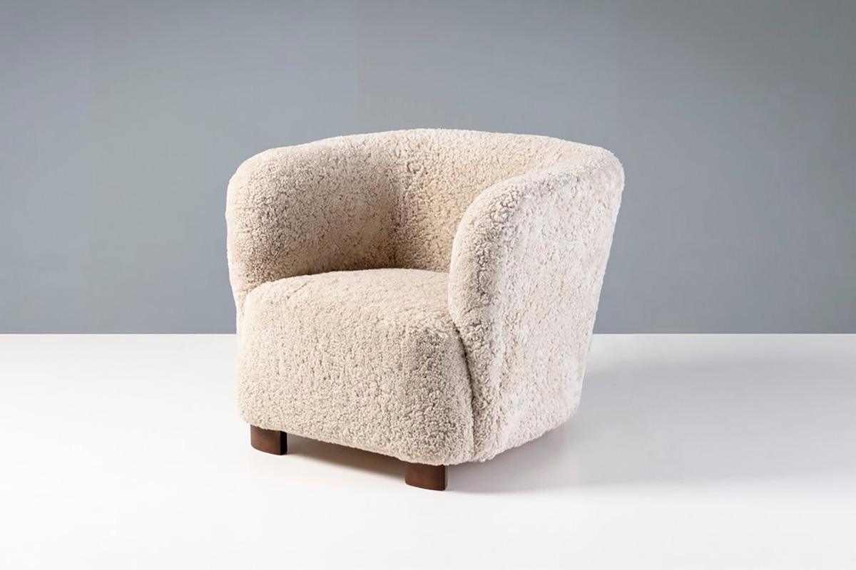 Ébéniste danois - Paire de chaises baquets en peau de mouton, c1940s

Paire de chaises baignoires classiques produites au Danemark dans les années 1940. Les pieds bas et larges sont en bois de hêtre teinté foncé et les chaises ont été recouvertes
