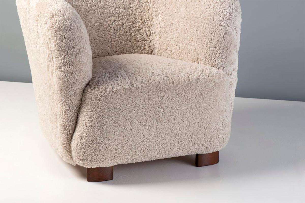 Milieu du XXe siècle Paire de chaises baignoires danoises en peau de mouton des années 1940 en vente