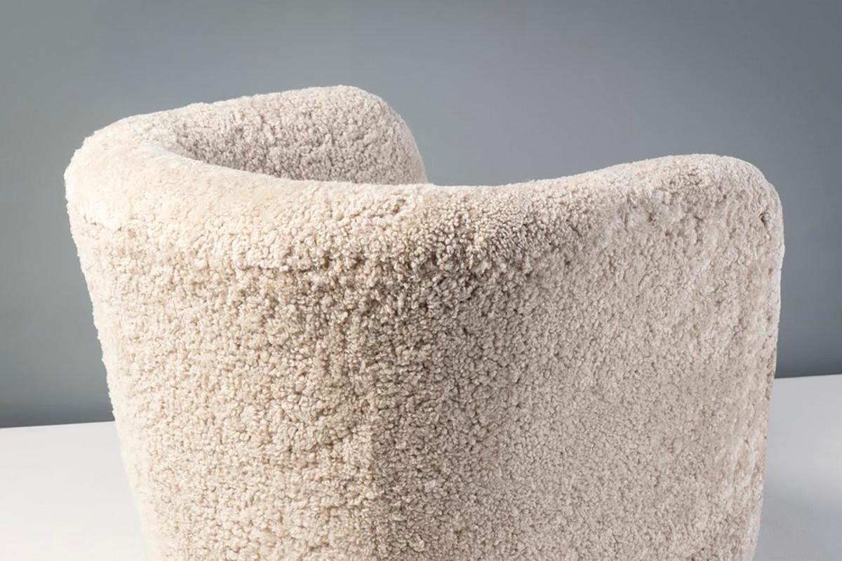 Cuir de mouton Paire de chaises baignoires danoises en peau de mouton des années 1940 en vente
