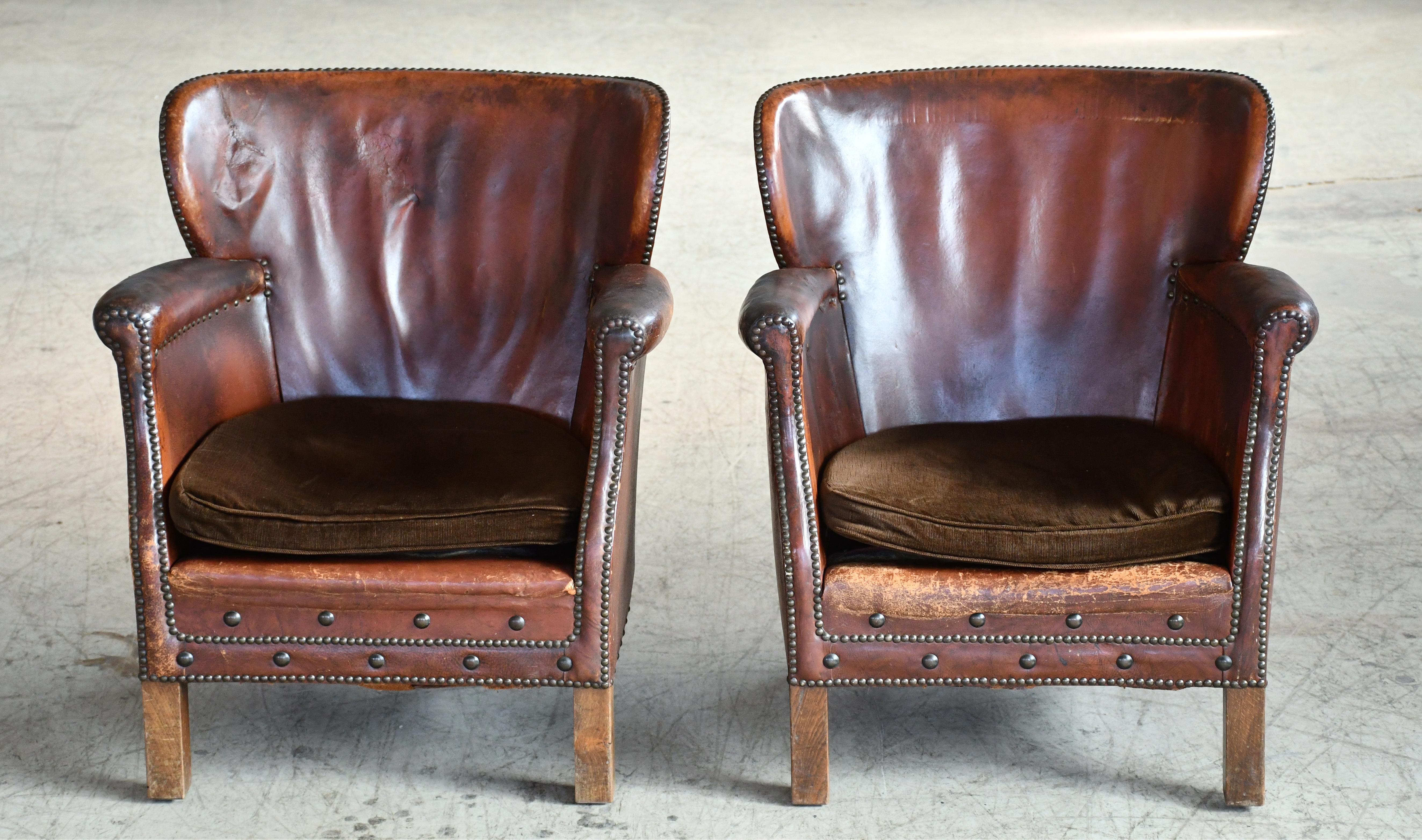 Mid-Century moderno Coppia di poltroncine danesi da club o da biblioteca degli anni '40 in pelle patinata marrone in vendita
