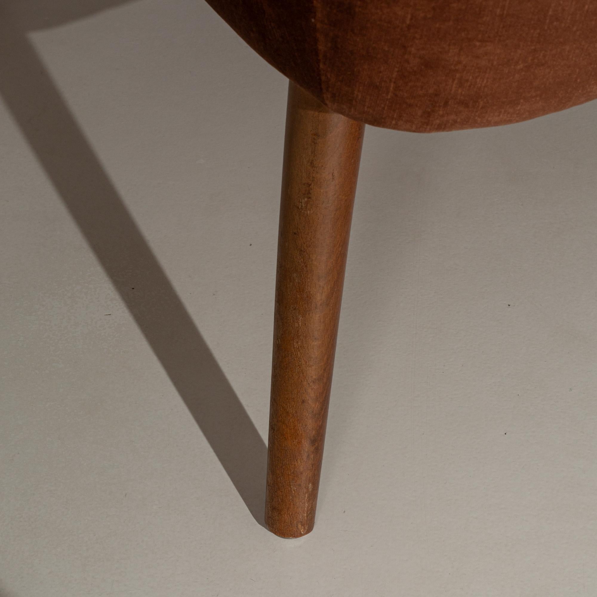 Pair of 1940s Danish Upholstered Cocktail Chairs im Angebot 4