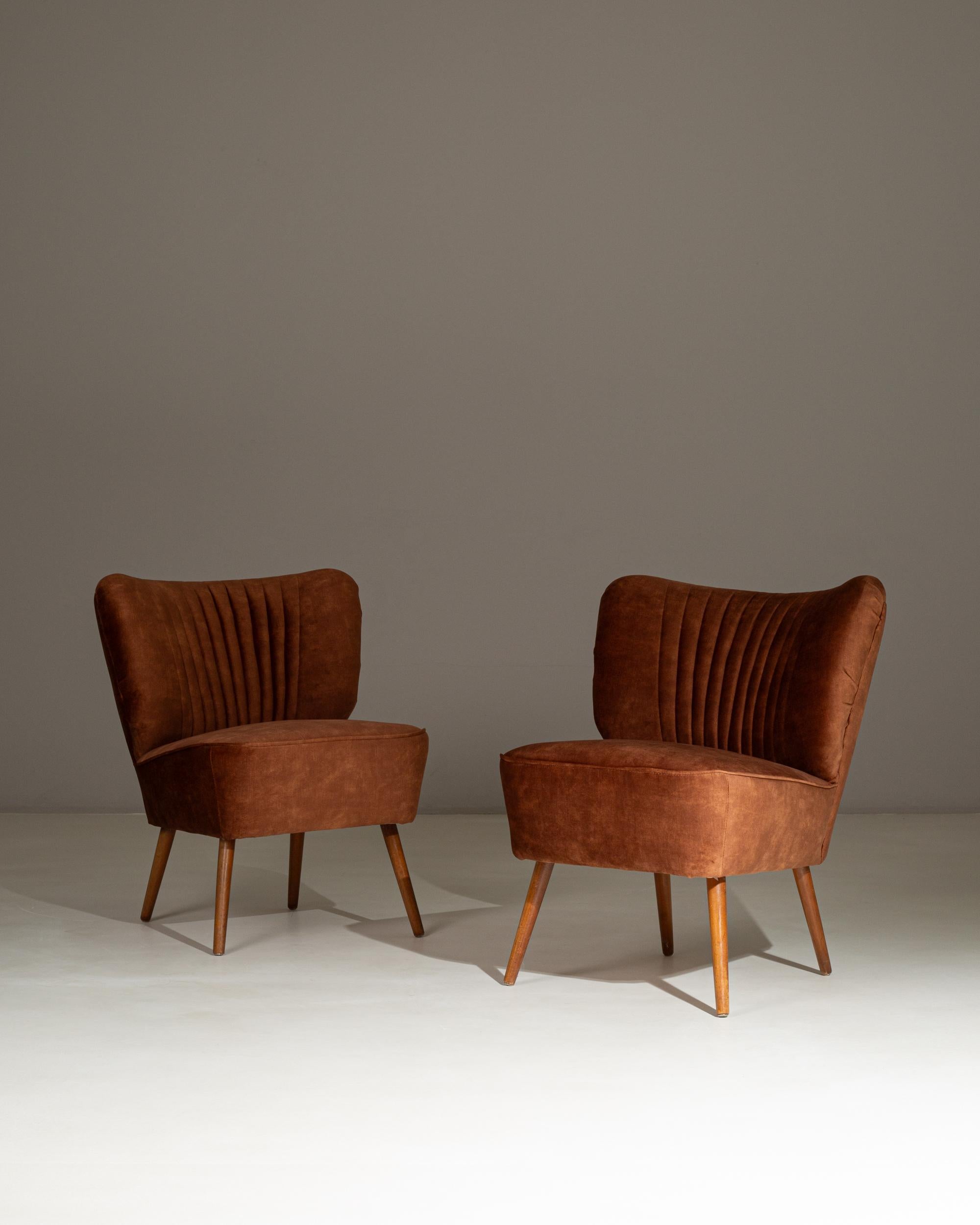 Pair of 1940s Danish Upholstered Cocktail Chairs (Dänisch) im Angebot