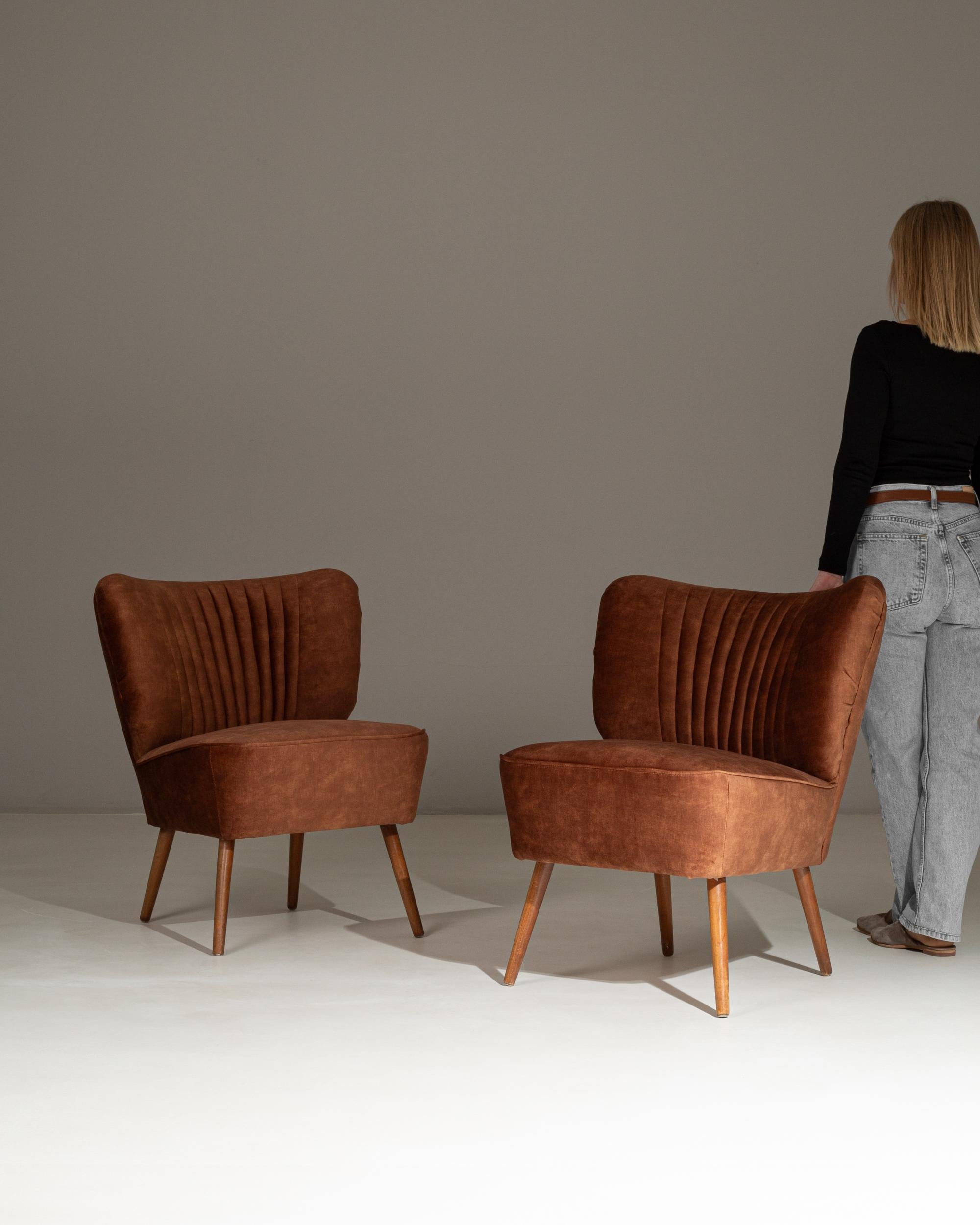 Pair of 1940s Danish Upholstered Cocktail Chairs (20. Jahrhundert) im Angebot