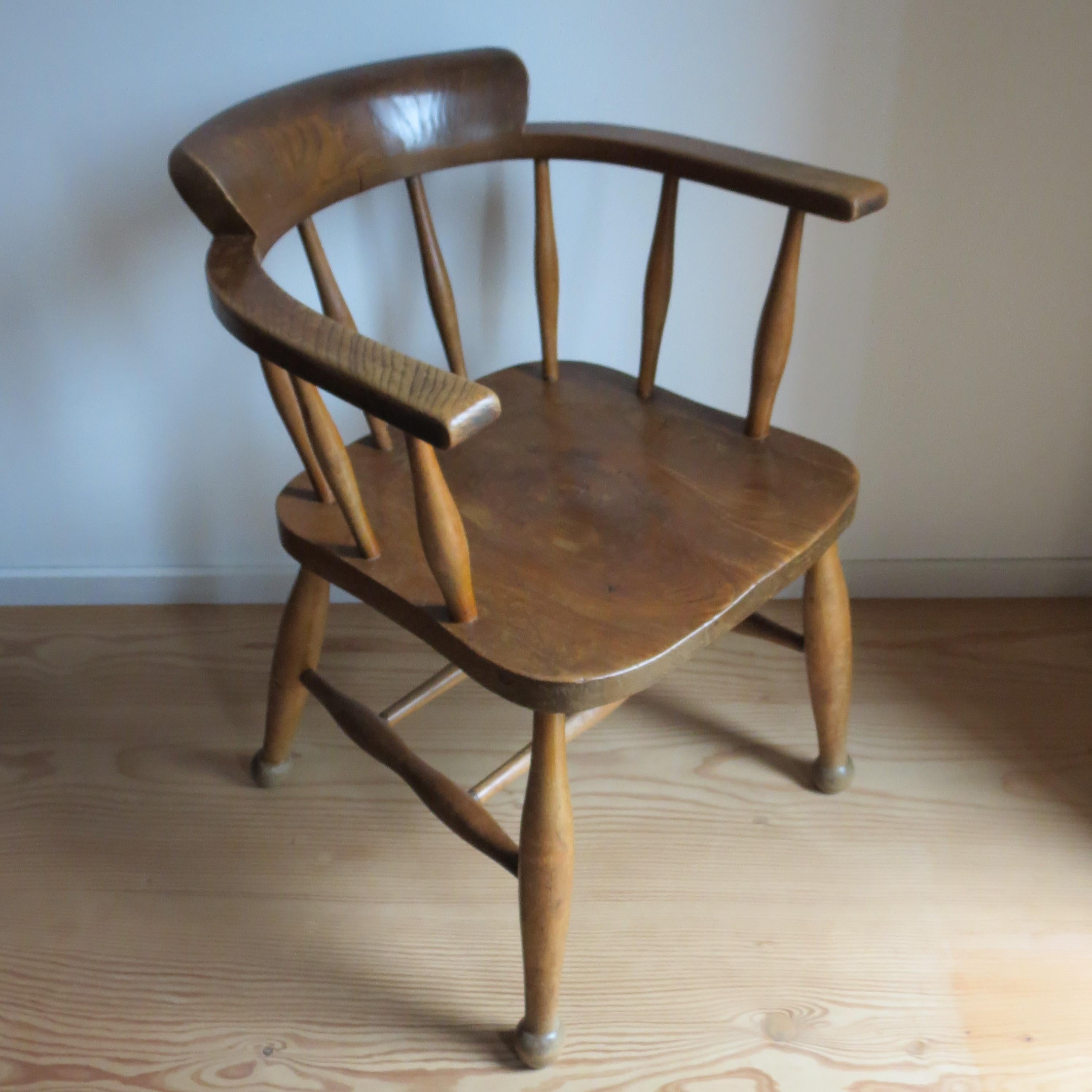 Pair of 1940s Elm Captain carver chairs CC41 Utility Design Furniture In Good Condition In Stow on the Wold, GB