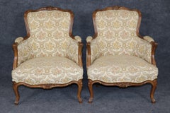 Paire de chaises longues Bergere en noyer sculpté de style Louis XV des années 1940