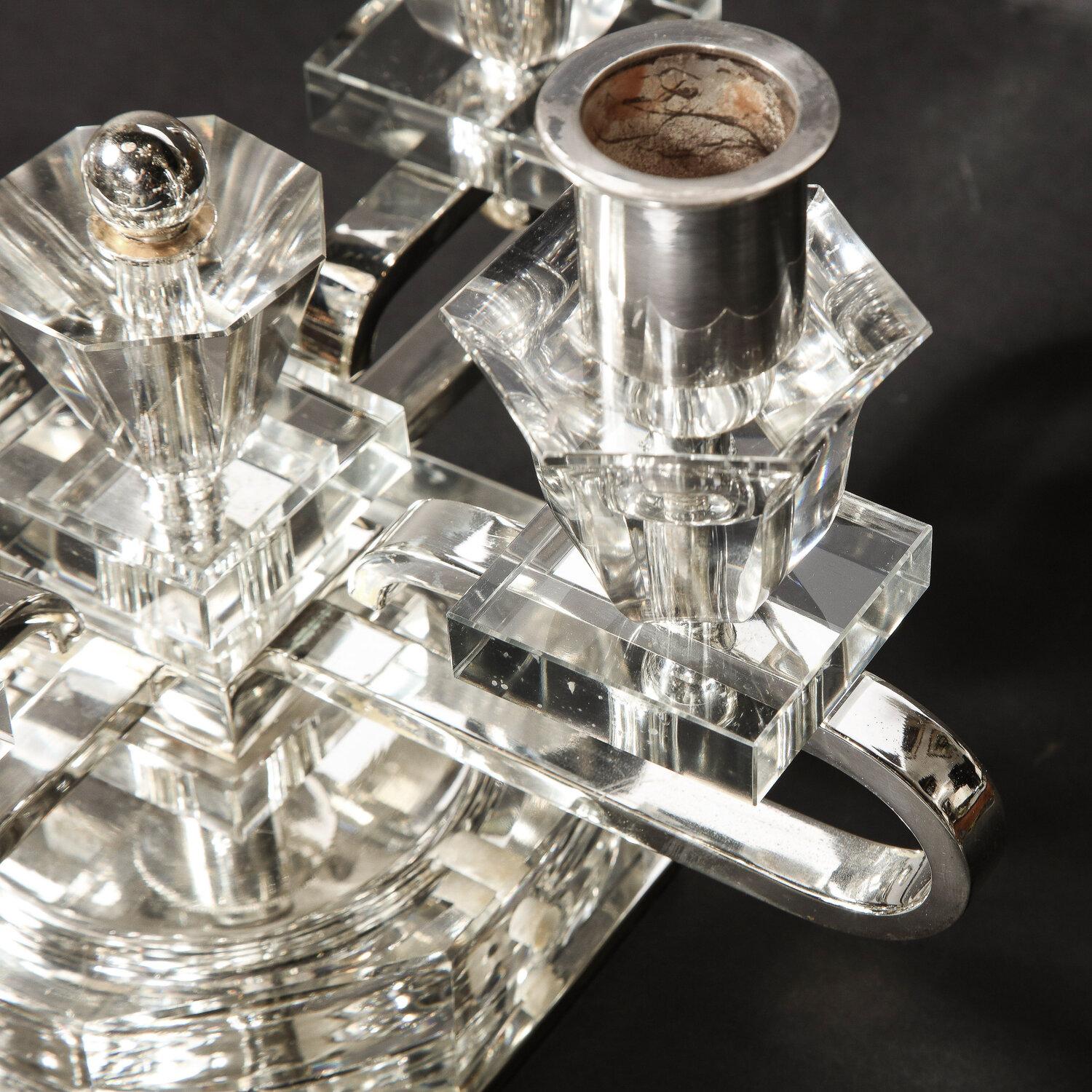 Paire de porte-bougies Art déco français à quatre bras en métal argenté et cristal des années 1940 en vente 1