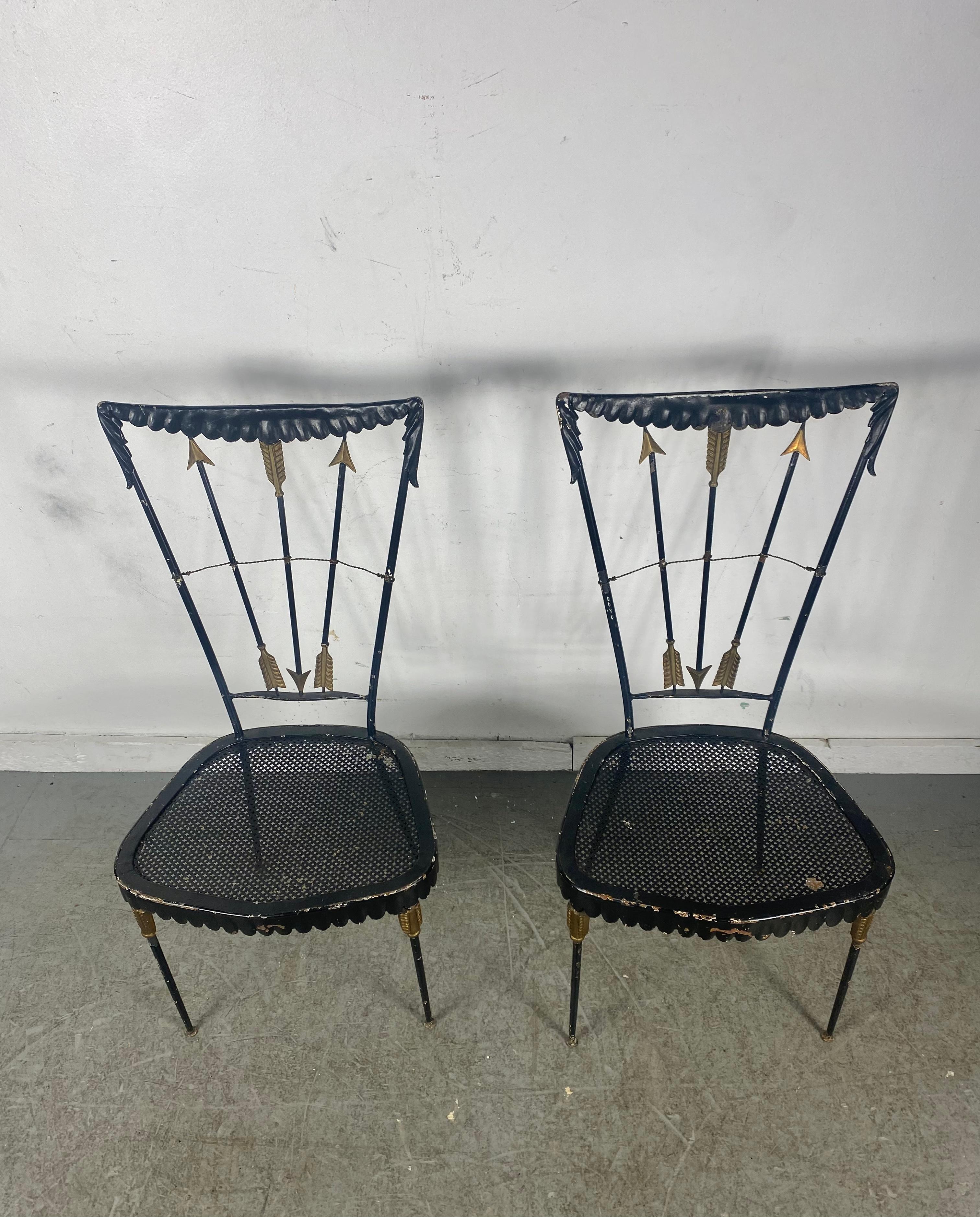 Hollywood Regency Paire de chaises d'appoint à dossier à flèches en fer français des années 1940... Jardin,, en vente