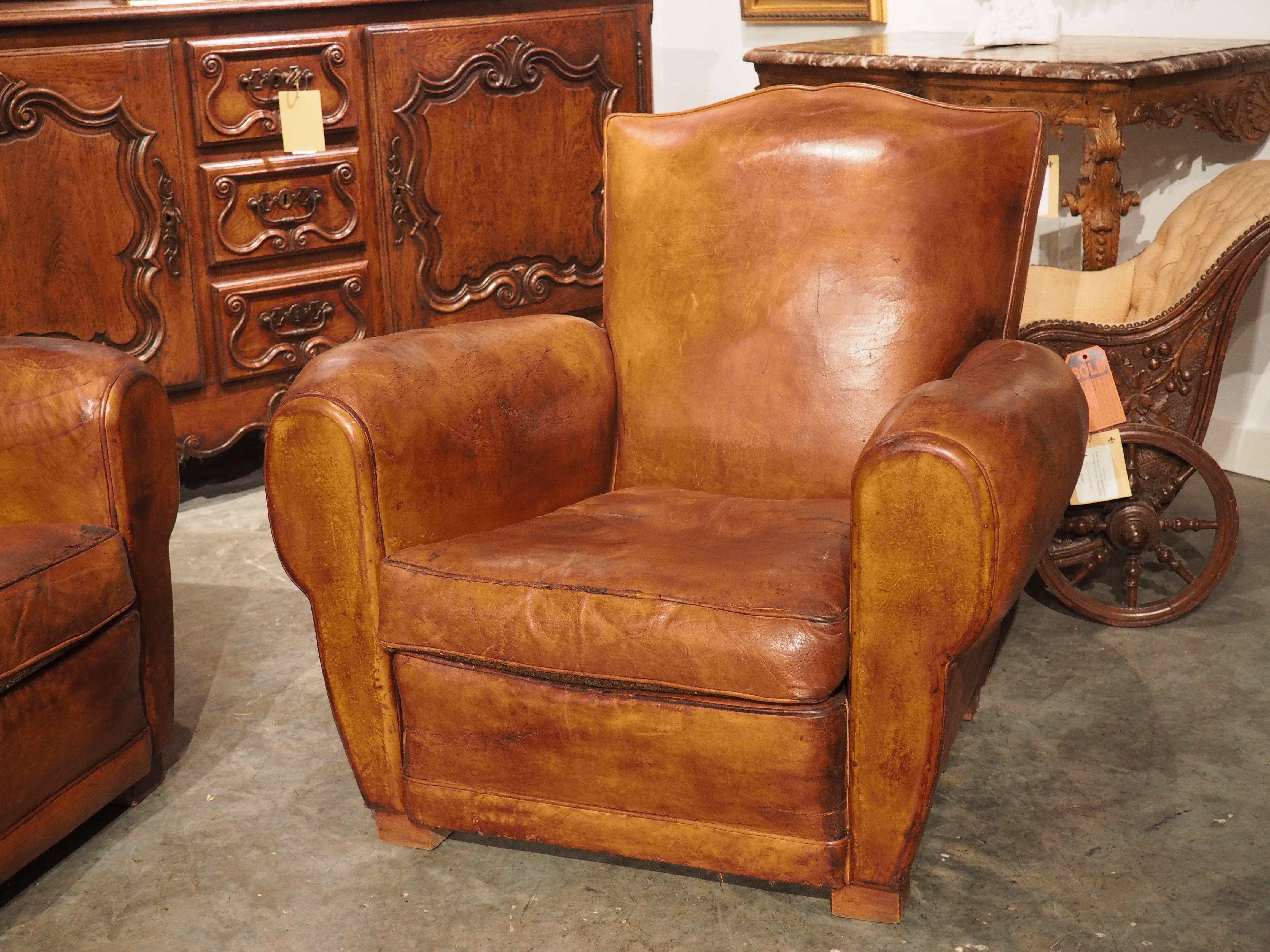 Club chairs, which are armchairs completely covered in leather, first appeared in France at the beginning of the 20th century. Originally called fauteuil comfortable (“comfortable armchairs”), authentic club chairs are covered in sheepskin leather.