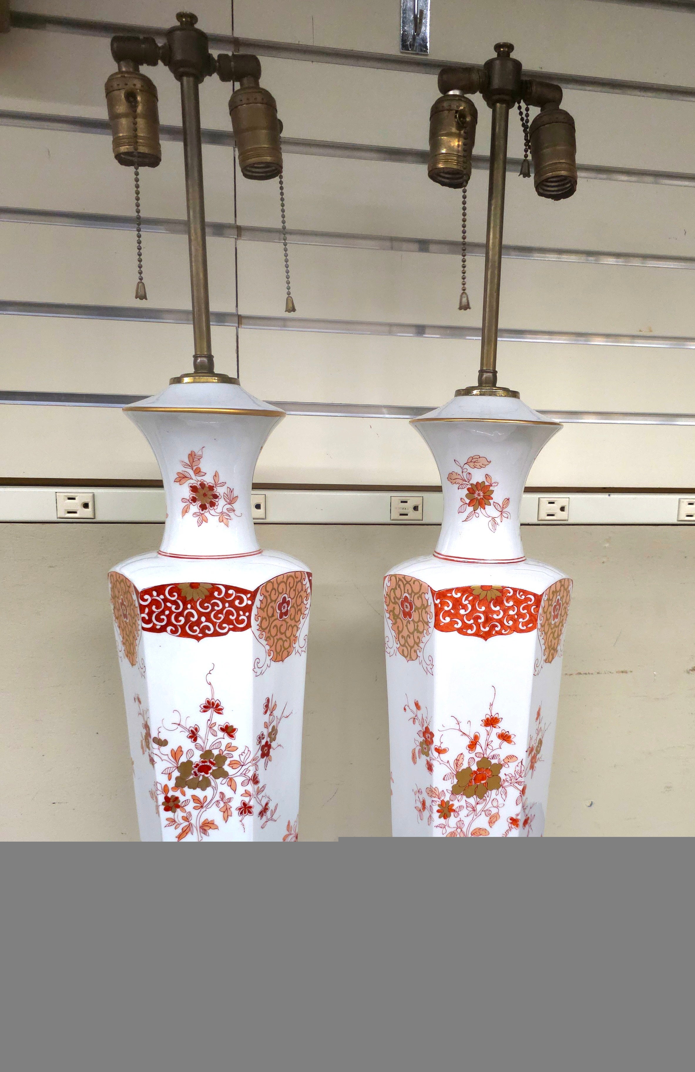 Ein seltenes Paar 1940er Jahre Französisch Porcelaine De Paris Chinoiserie zwei Lichter Tische Lampen
Messen Sie 6