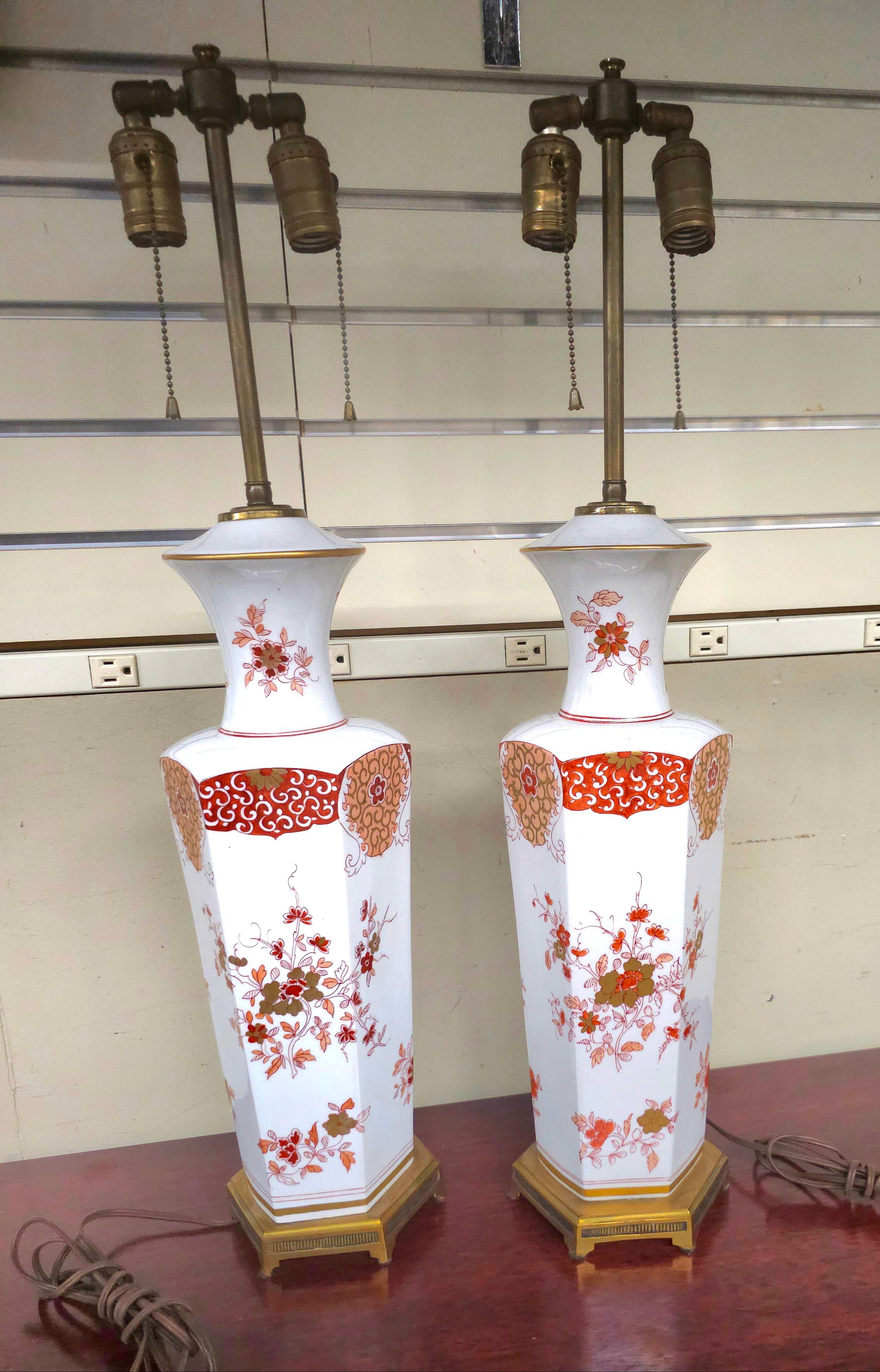 Paar französische Porcelaine de Paris Chinoiserie-Lampen aus den 1940er Jahren (Gemalt)