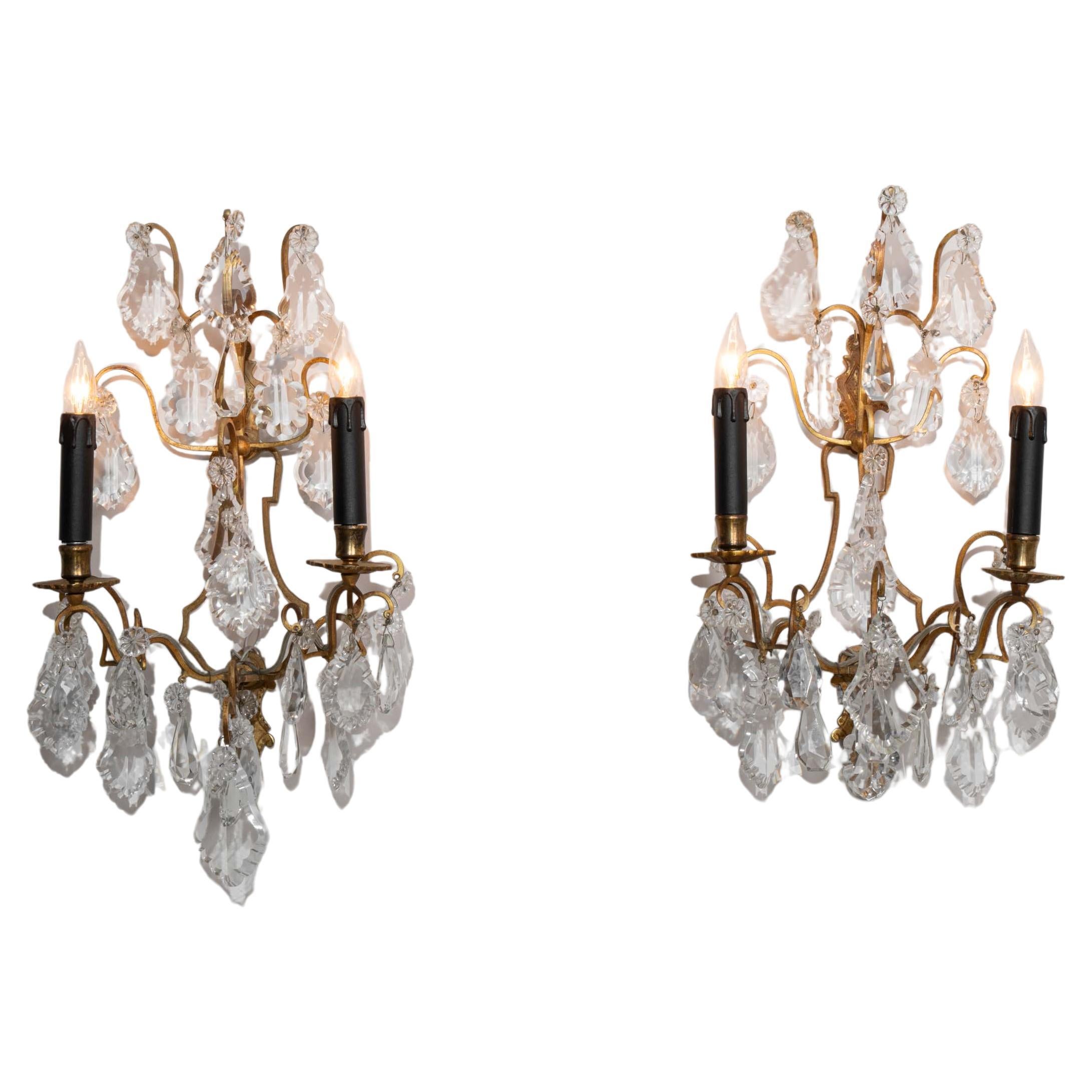 Paar französische Wandleuchter aus den 1940er Jahren mit geschliffenen Glastropfen im Angebot