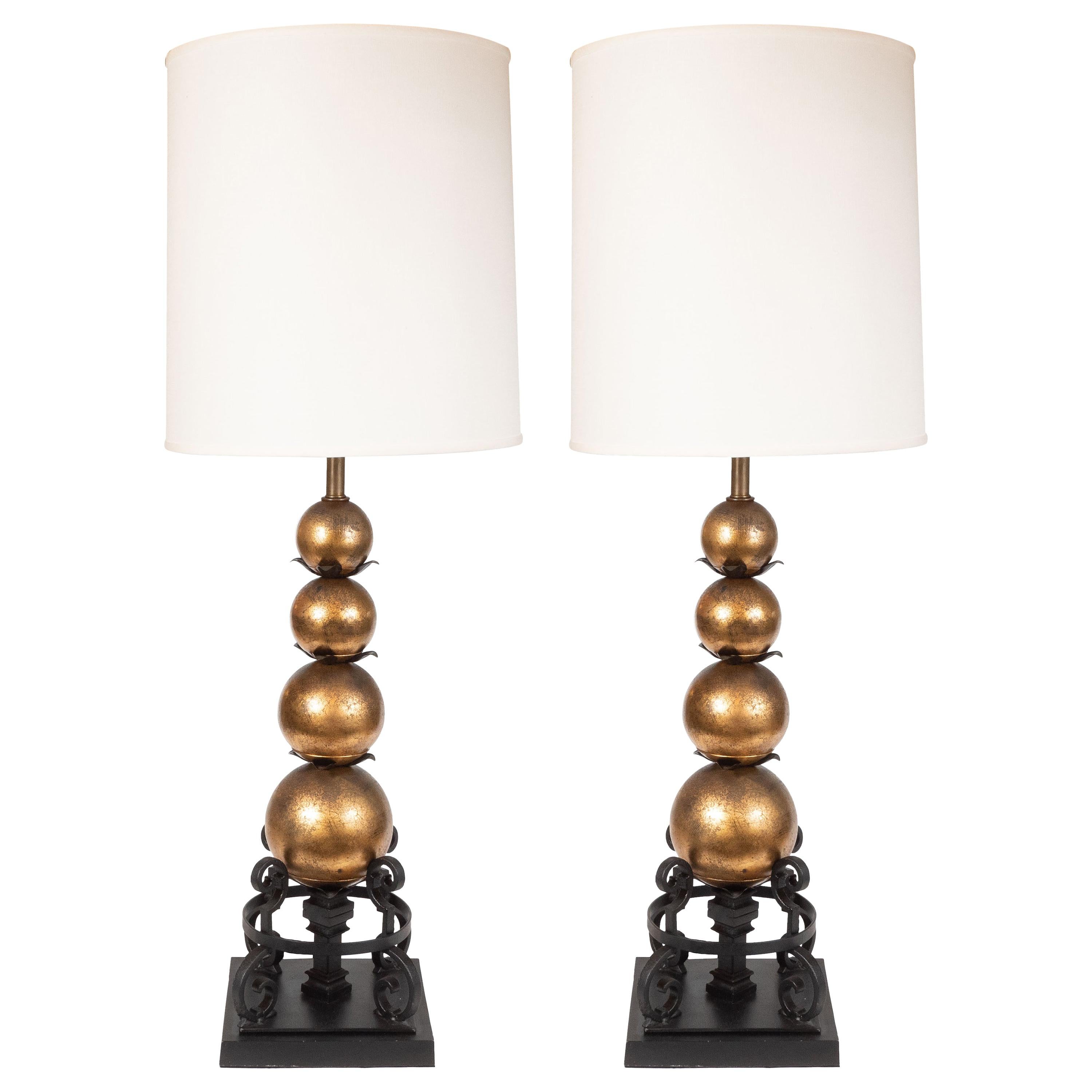 Paire de lampes de table sphériques Art Moderne des années 1940 avec sphères dorées et fer forgé en vente