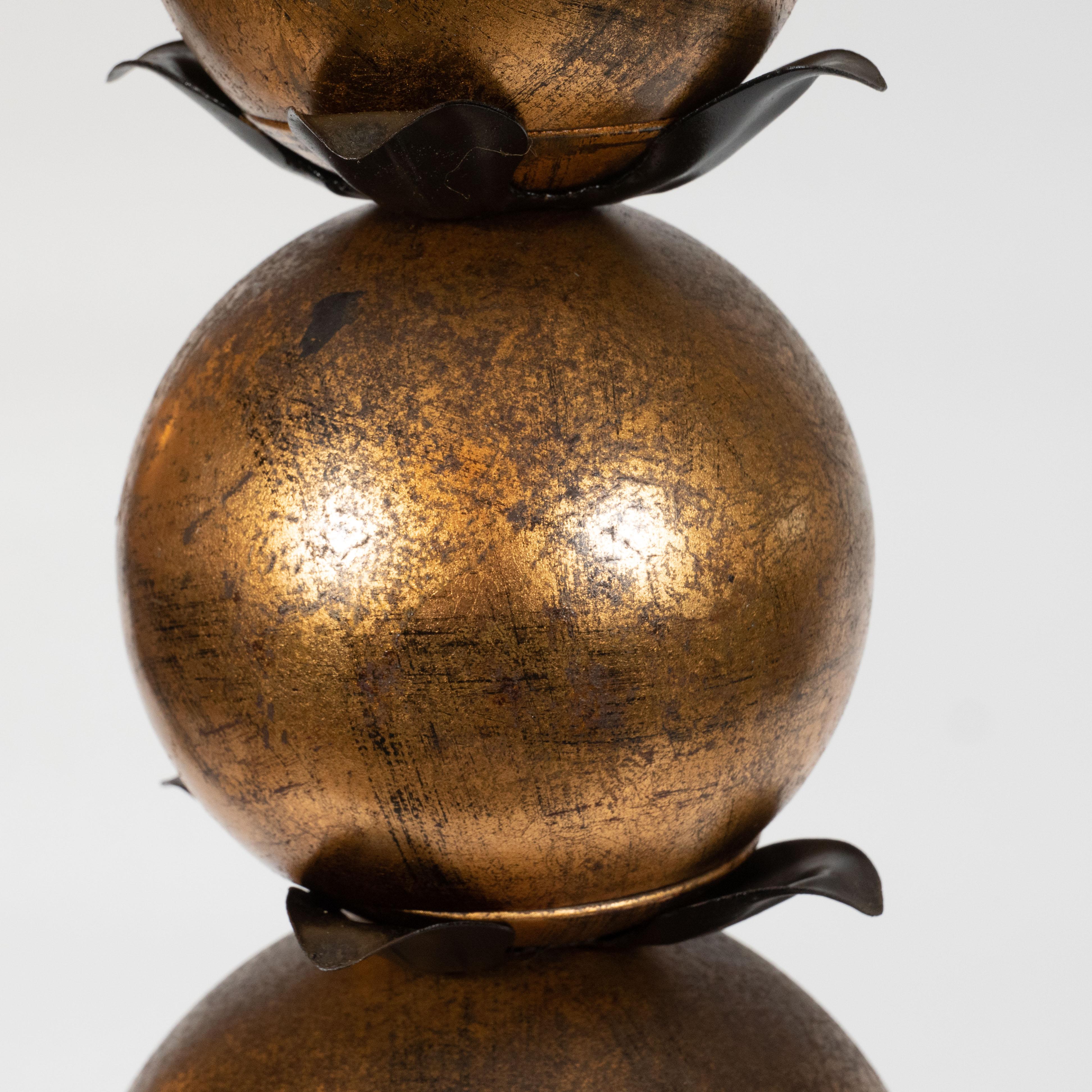 Milieu du XXe siècle Paire de lampes de table sphériques Art Moderne des années 1940 avec sphères dorées et fer forgé en vente