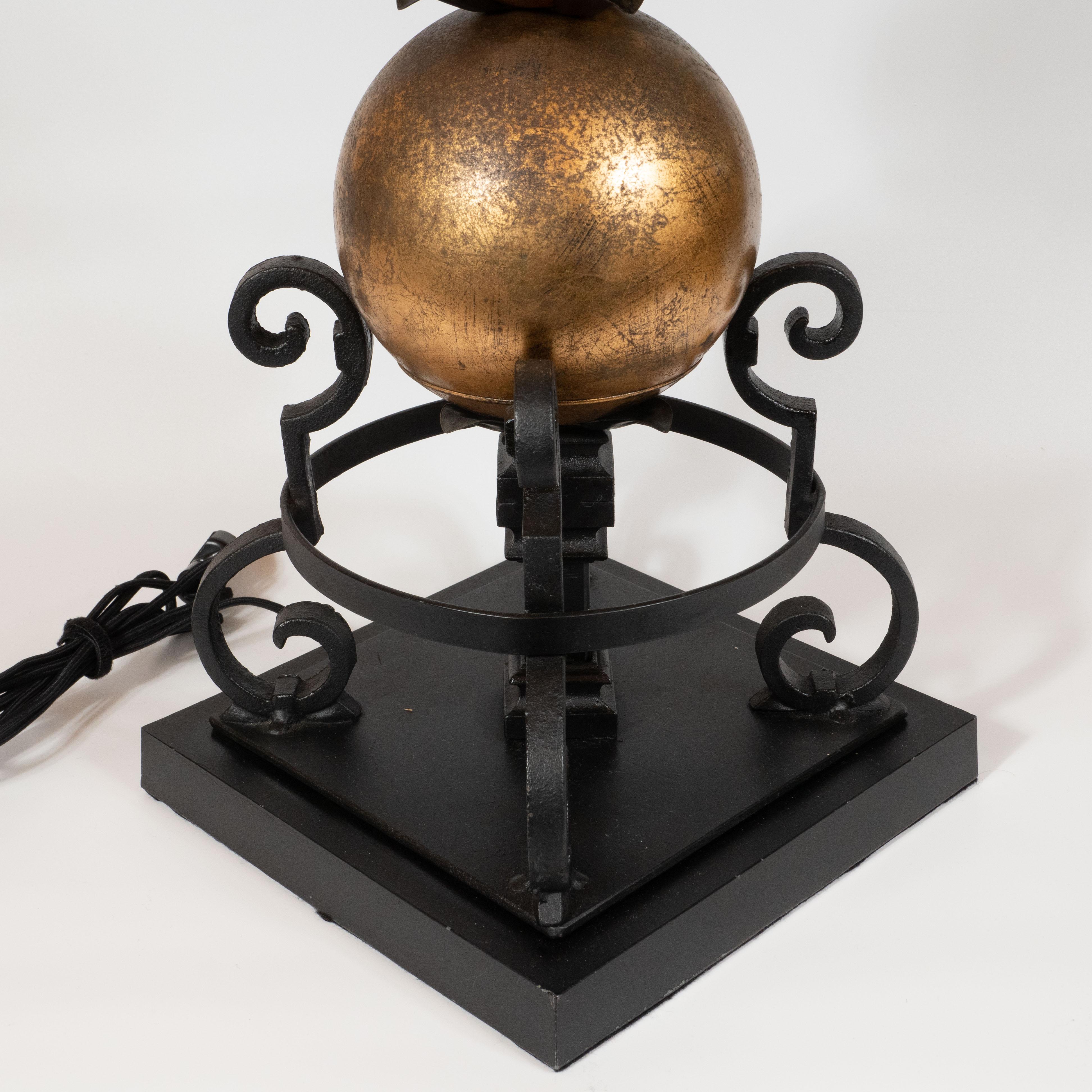 Fer forgé Paire de lampes de table sphériques Art Moderne des années 1940 avec sphères dorées et fer forgé en vente
