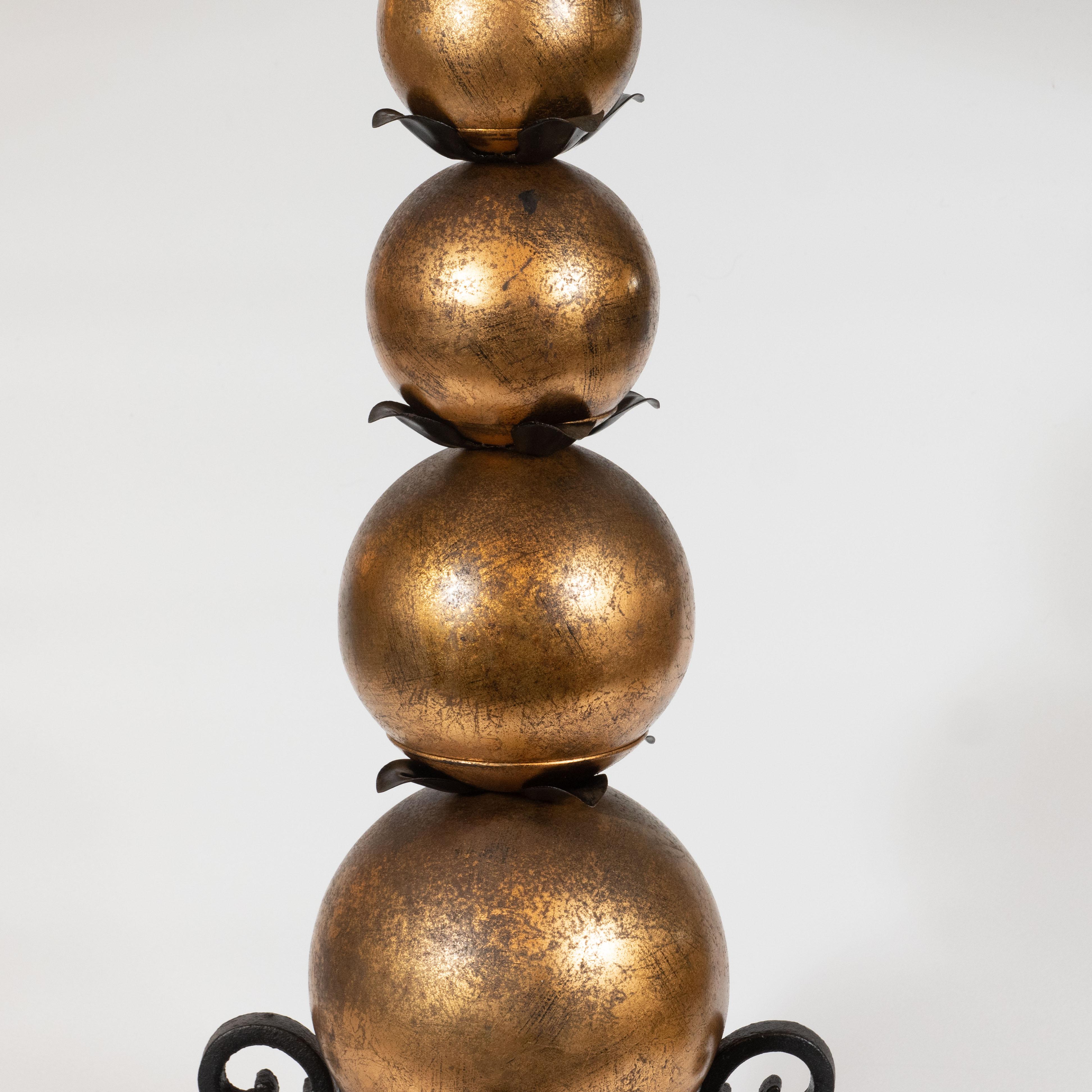 Paire de lampes de table sphériques Art Moderne des années 1940 avec sphères dorées et fer forgé en vente 1