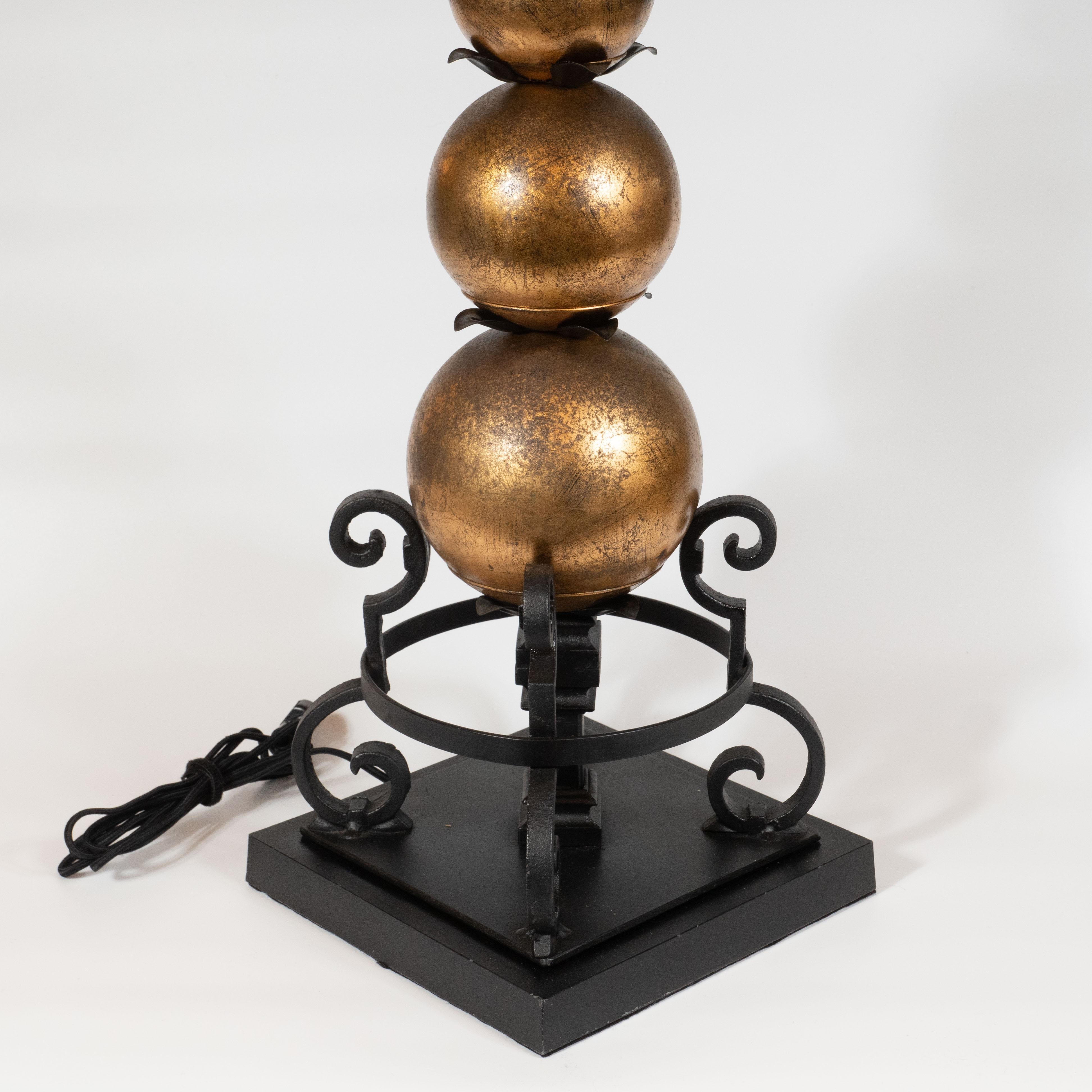 Paire de lampes de table sphériques Art Moderne des années 1940 avec sphères dorées et fer forgé en vente 2