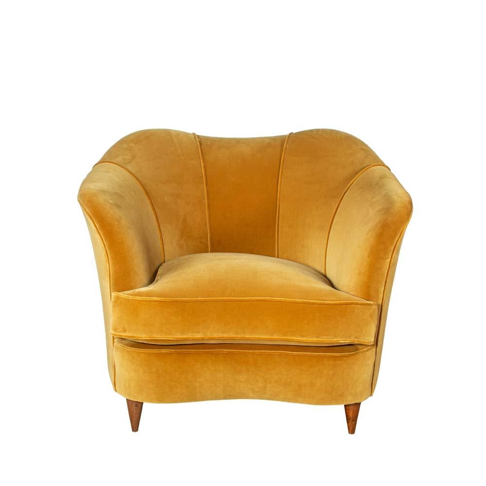 A pair of 1940s gold velvet armchairs Italian, designed by Gio Ponti for Casa Giardino armchairs. Curved back, wooden frame, conic wooden feet, gold velvet natural fabric upholstery. Very iconic, stylized and super comfortable. This timeless design
