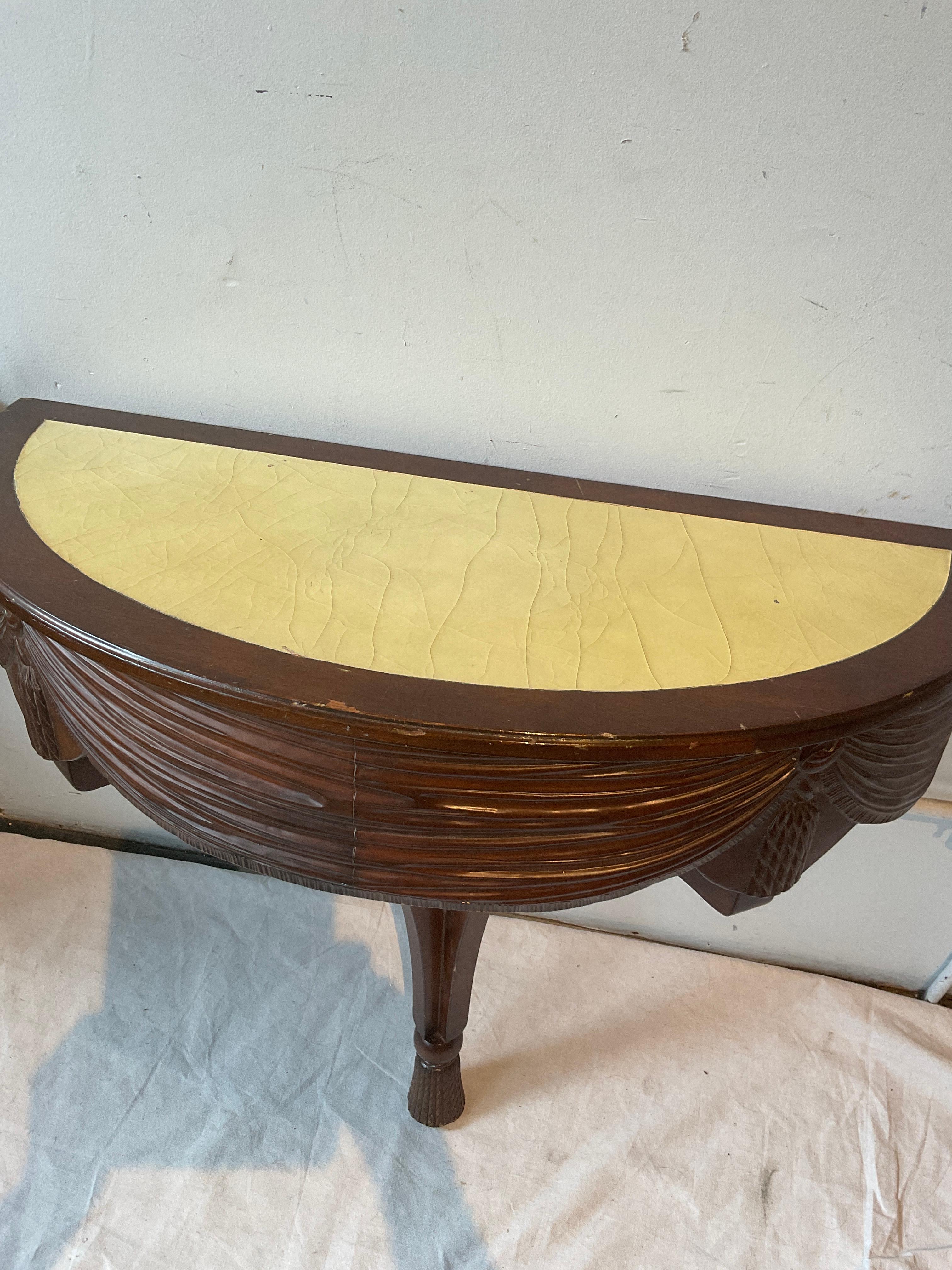 Pareja De Consolas De Pared Con Borlas Hollywood Regency De La Casa Grossfeld De 1940 en Bueno estado para la venta en Tarrytown, NY
