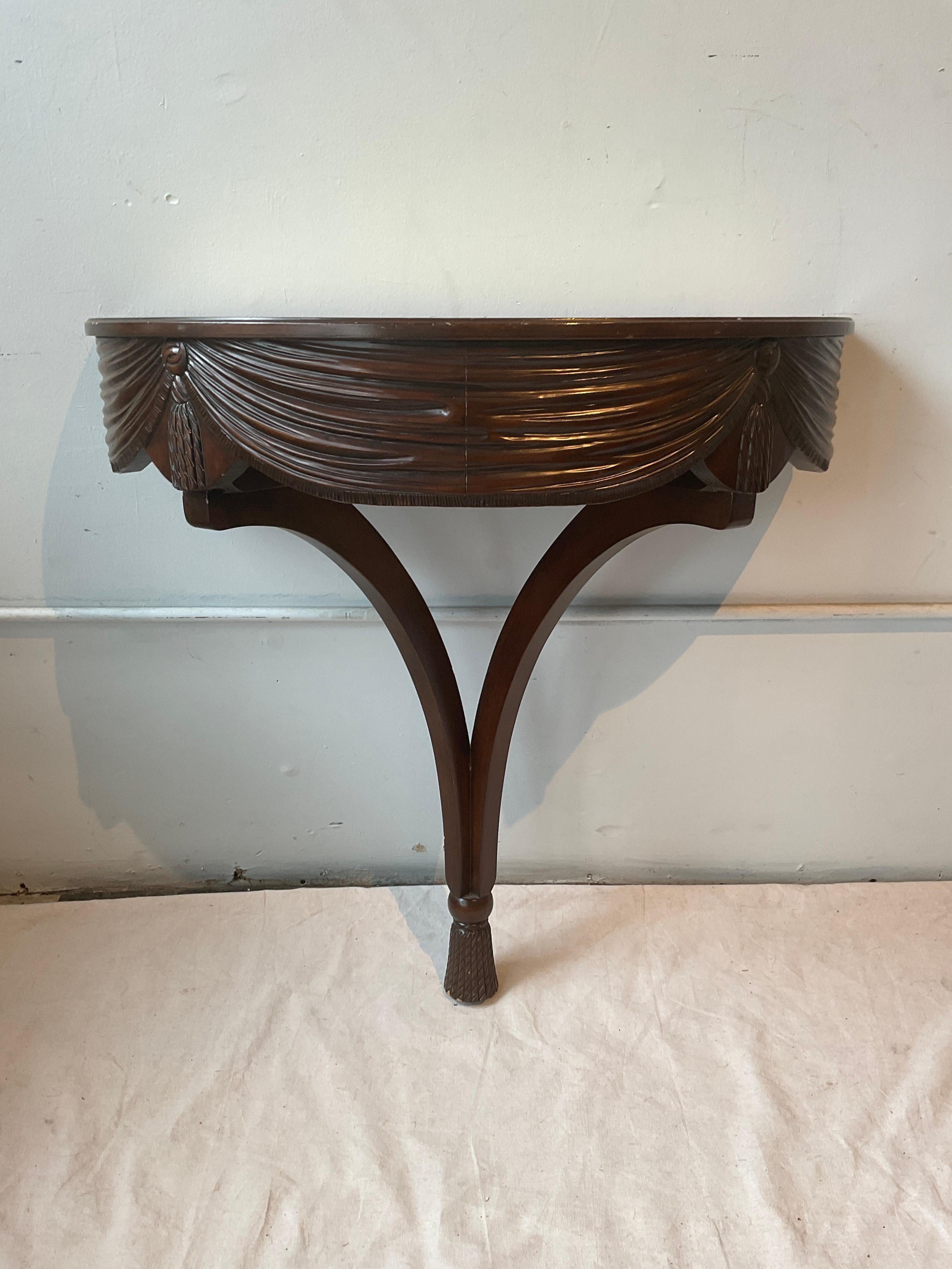 Pareja De Consolas De Pared Con Borlas Hollywood Regency De La Casa Grossfeld De 1940 mediados del siglo XX en venta