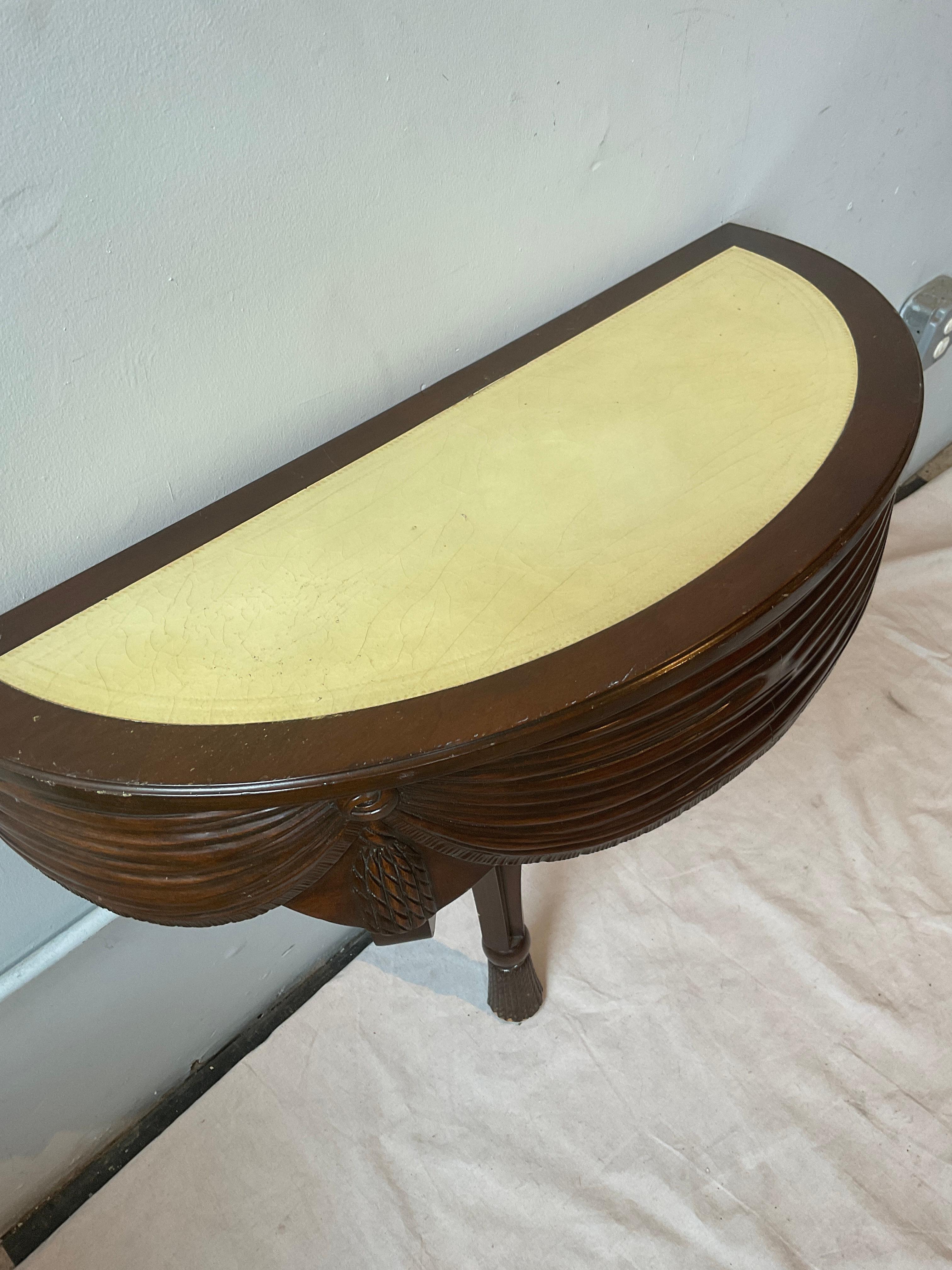 Pareja De Consolas De Pared Con Borlas Hollywood Regency De La Casa Grossfeld De 1940 en venta 3