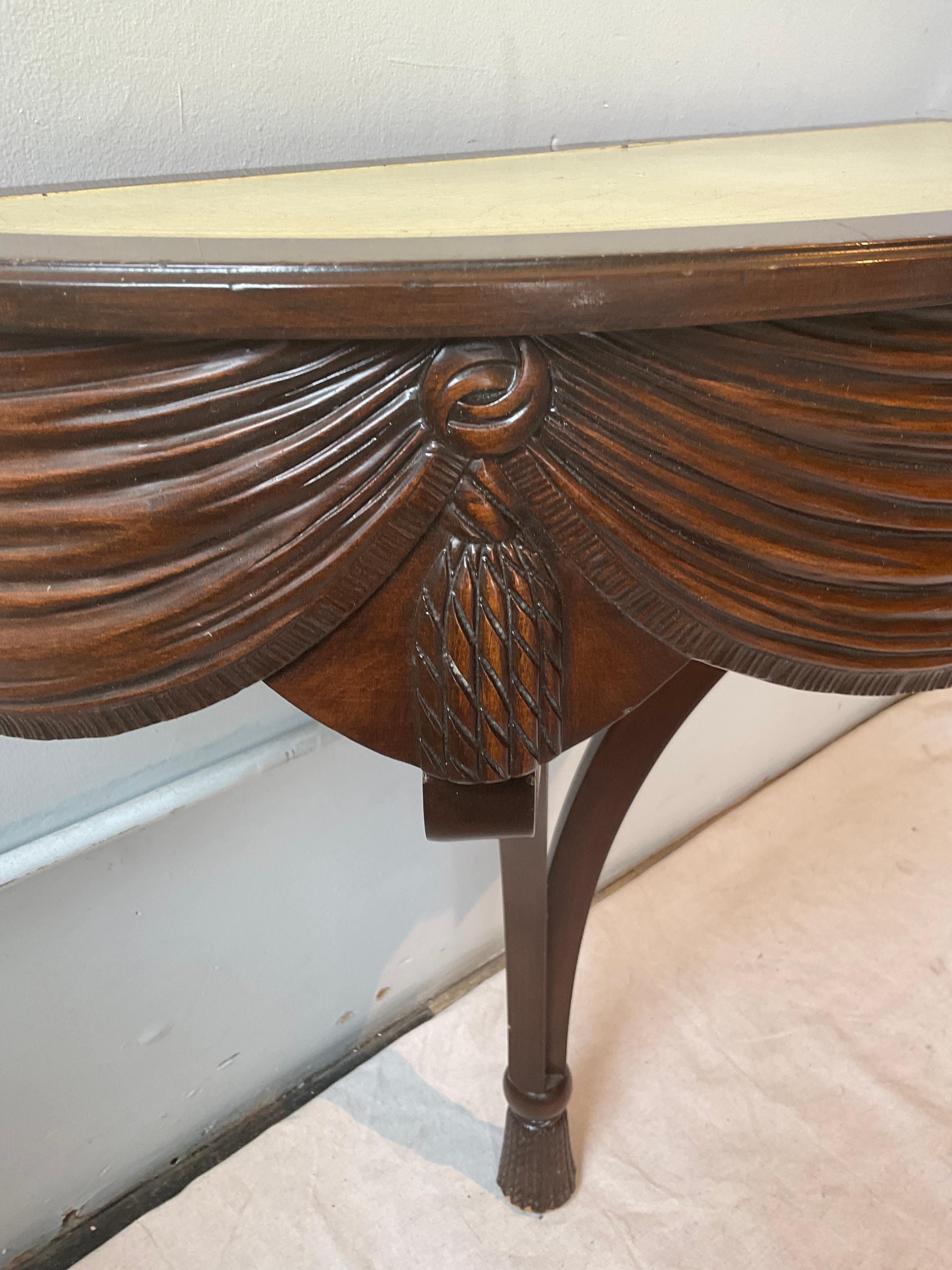 Pareja De Consolas De Pared Con Borlas Hollywood Regency De La Casa Grossfeld De 1940 en venta 4
