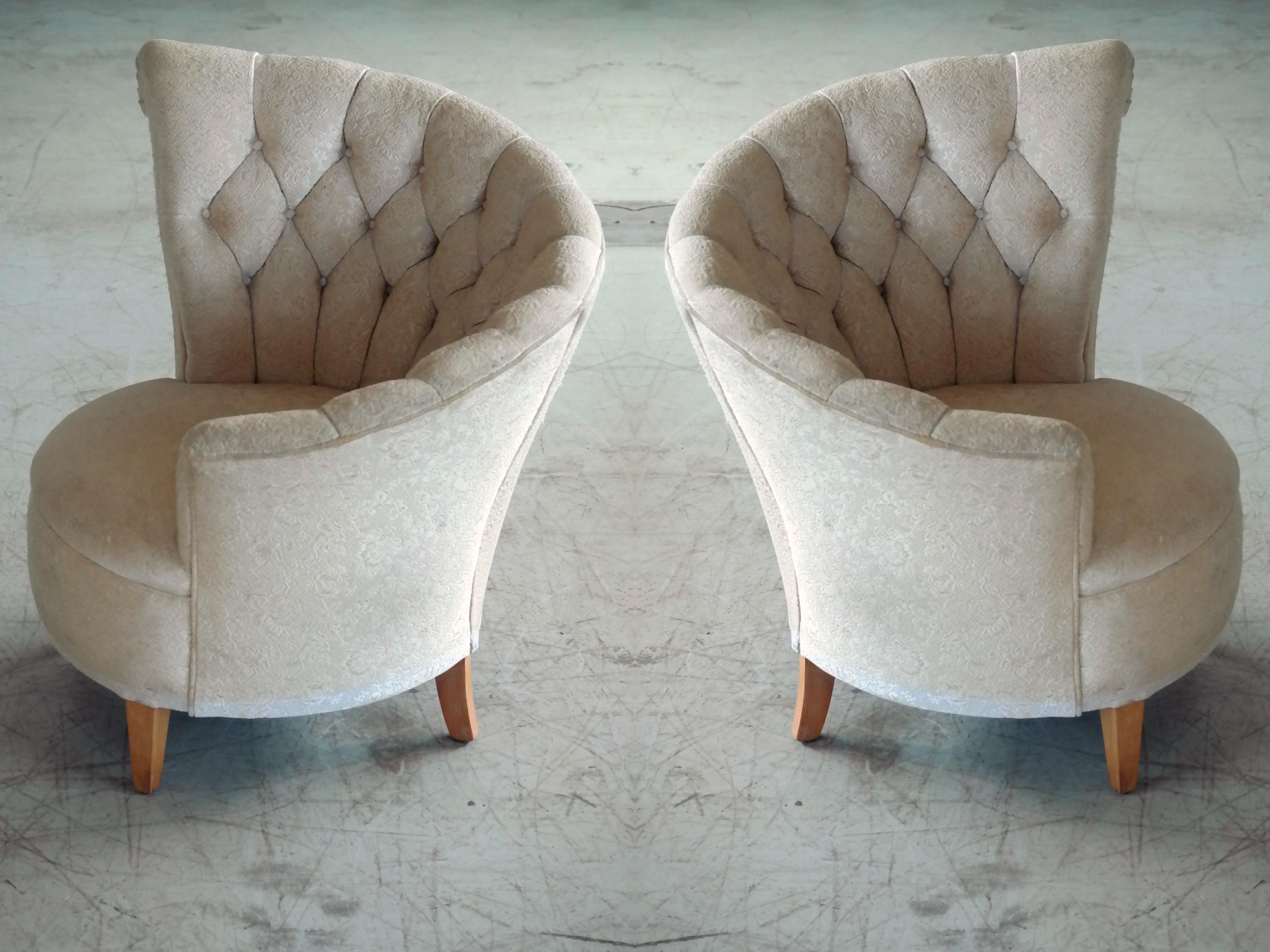 Pair of 1940s Hollywood Regency Asymmetrical Fan Back Tufted Lounge Chairs In Good Condition In Bridgeport, CT