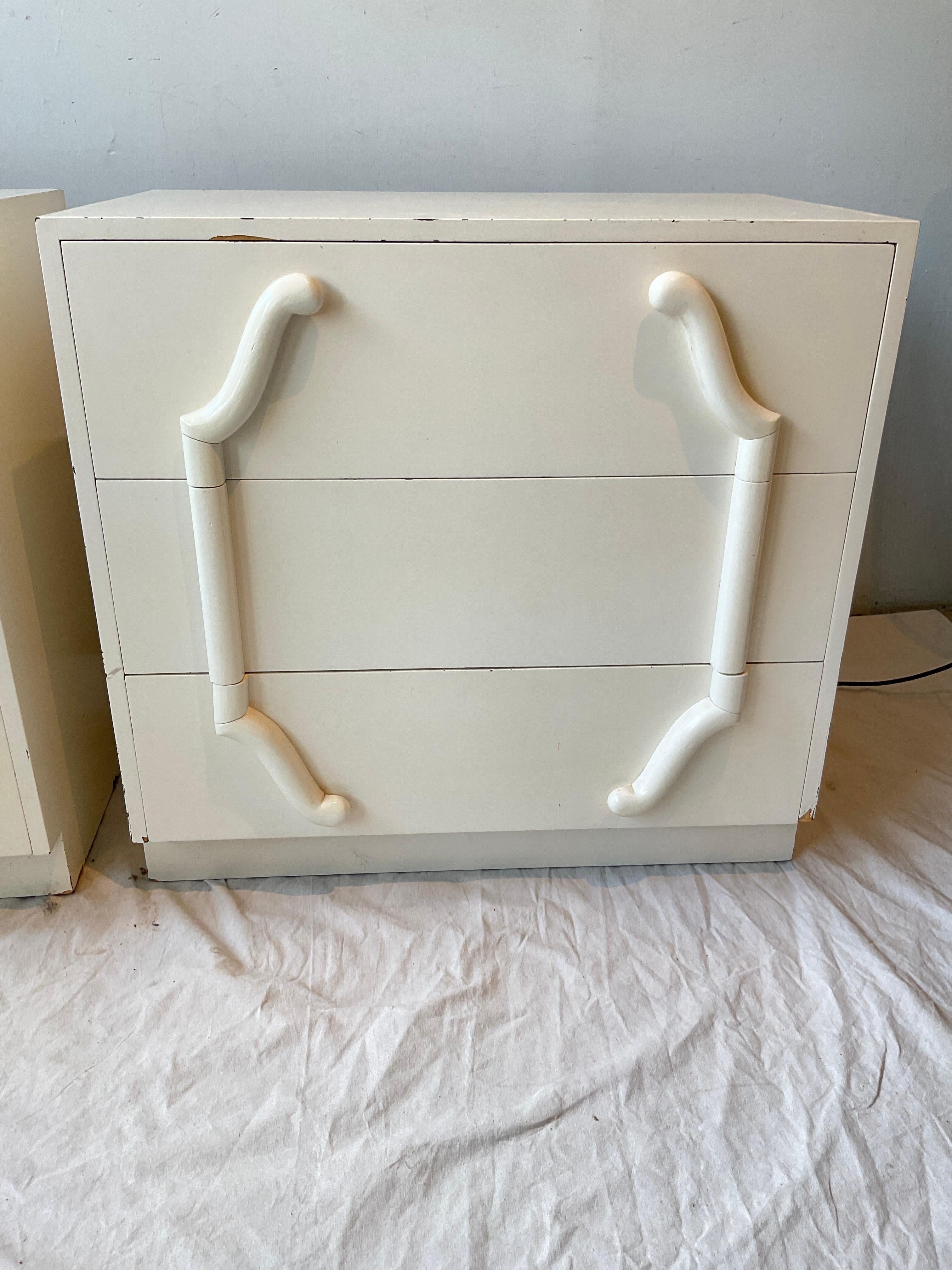 Pair of 1940s Hollywood Regency chests.
Needs refinishing ( lacquering ), some veneer missing.