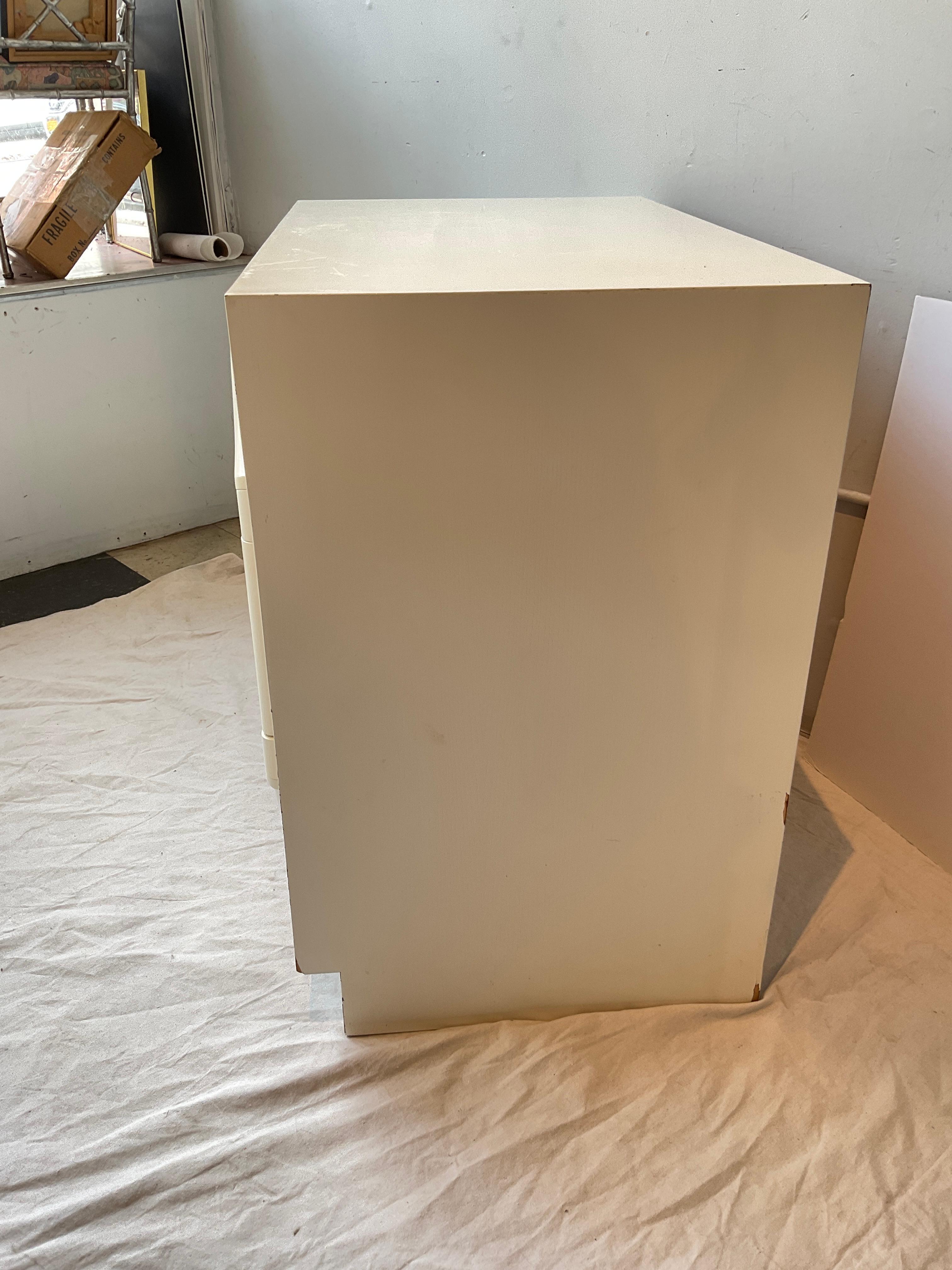 Pair Of 1940s Hollywood Regency Chests en vente 3