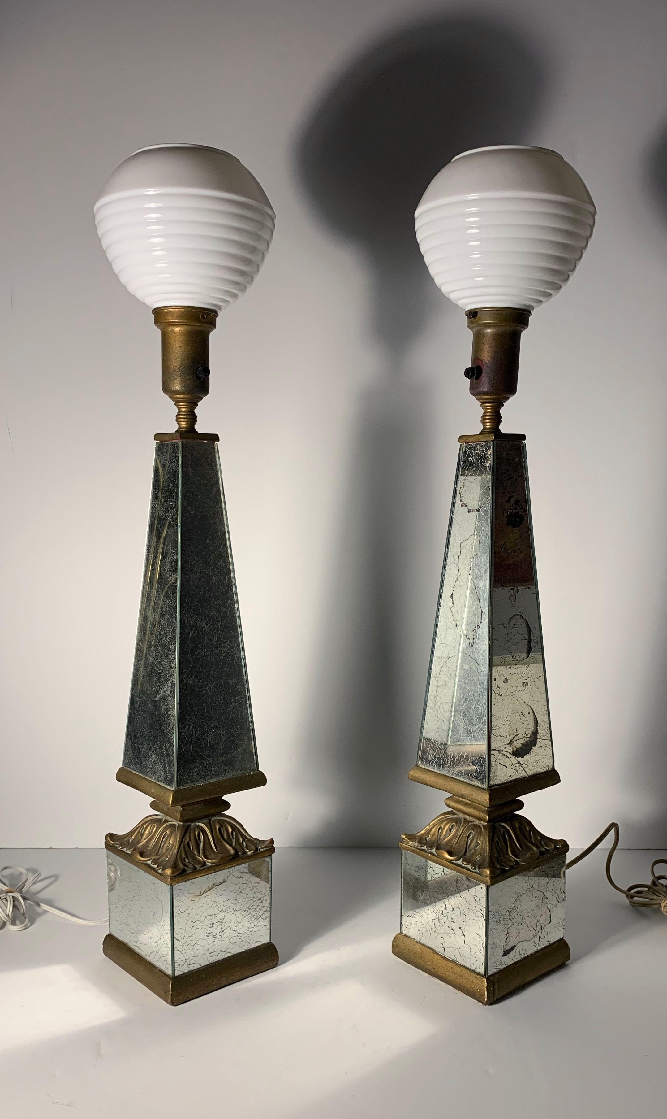 Paar 1940er Jahre Hollywood Regency verspiegelte Obelisk Form Tischlampen im Angebot 3
