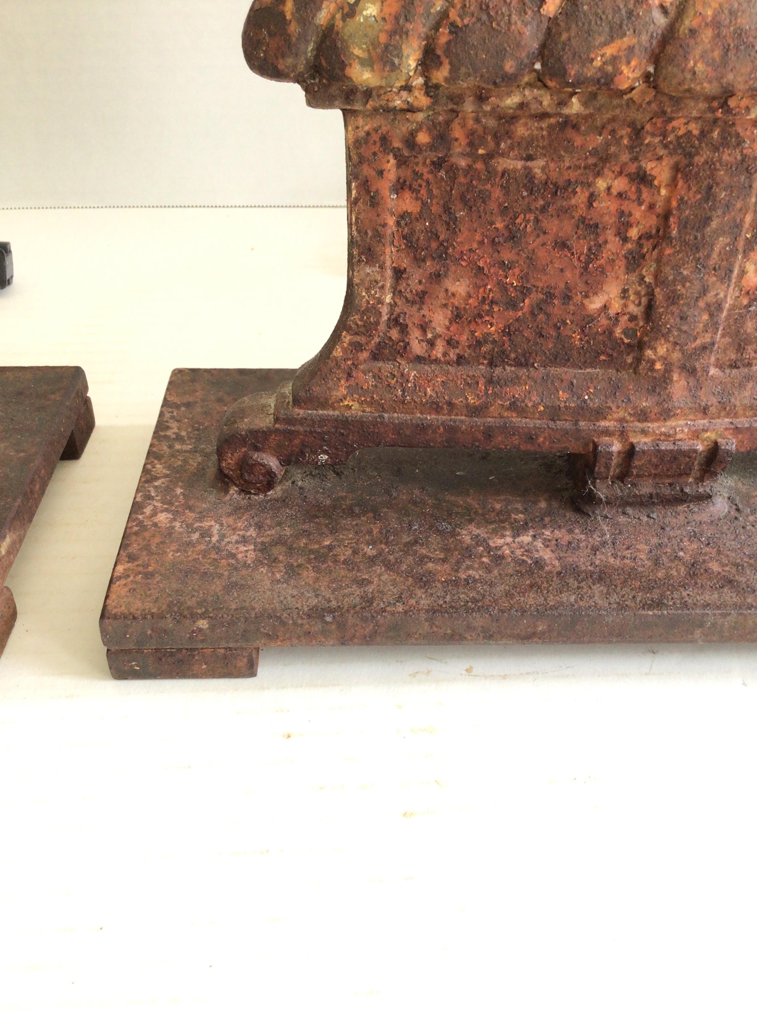 Pareja de lámparas de sobremesa de hierro de los años 40 con base de columna en venta 4