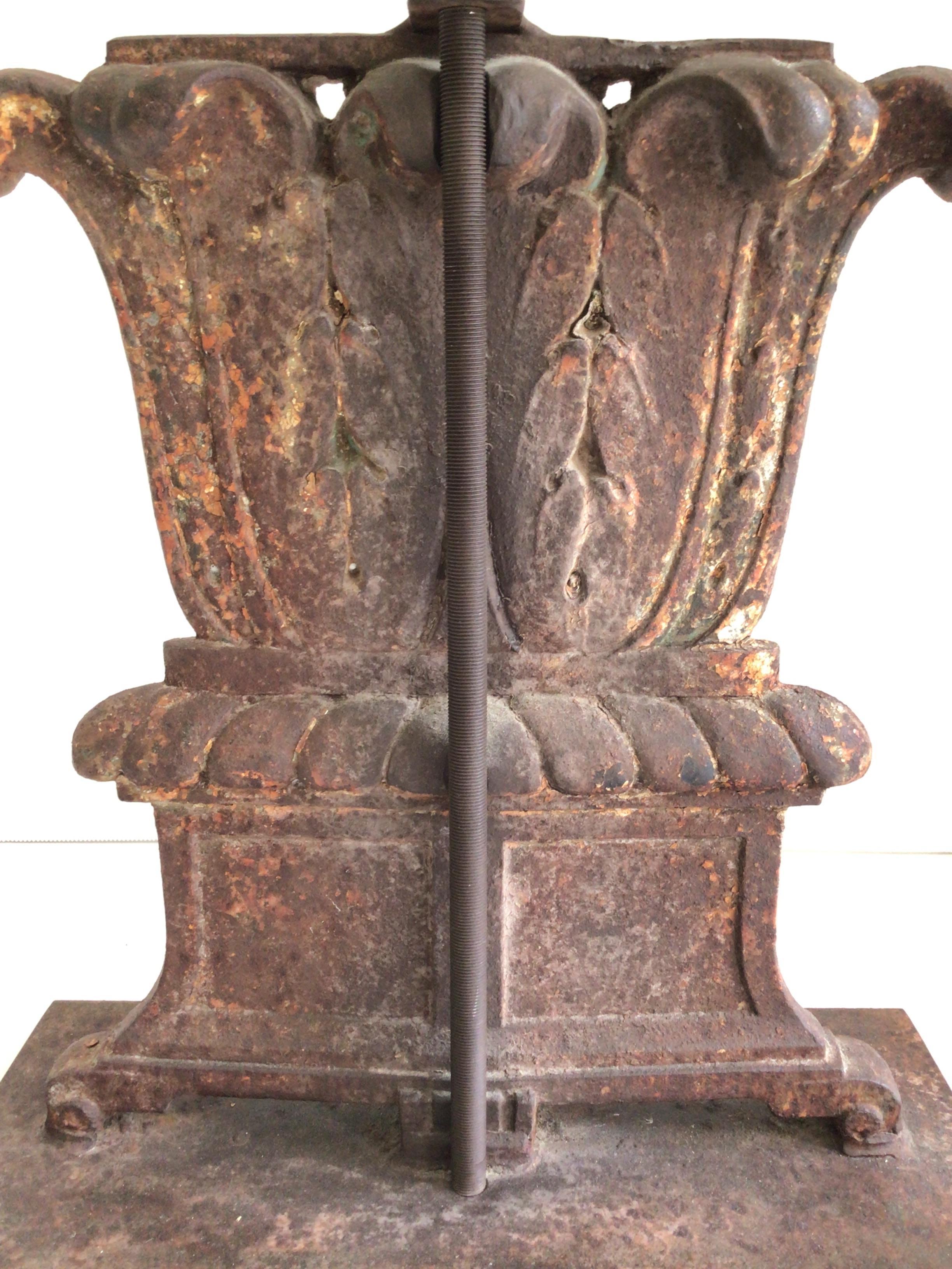 Pareja de lámparas de sobremesa de hierro de los años 40 con base de columna en venta 5
