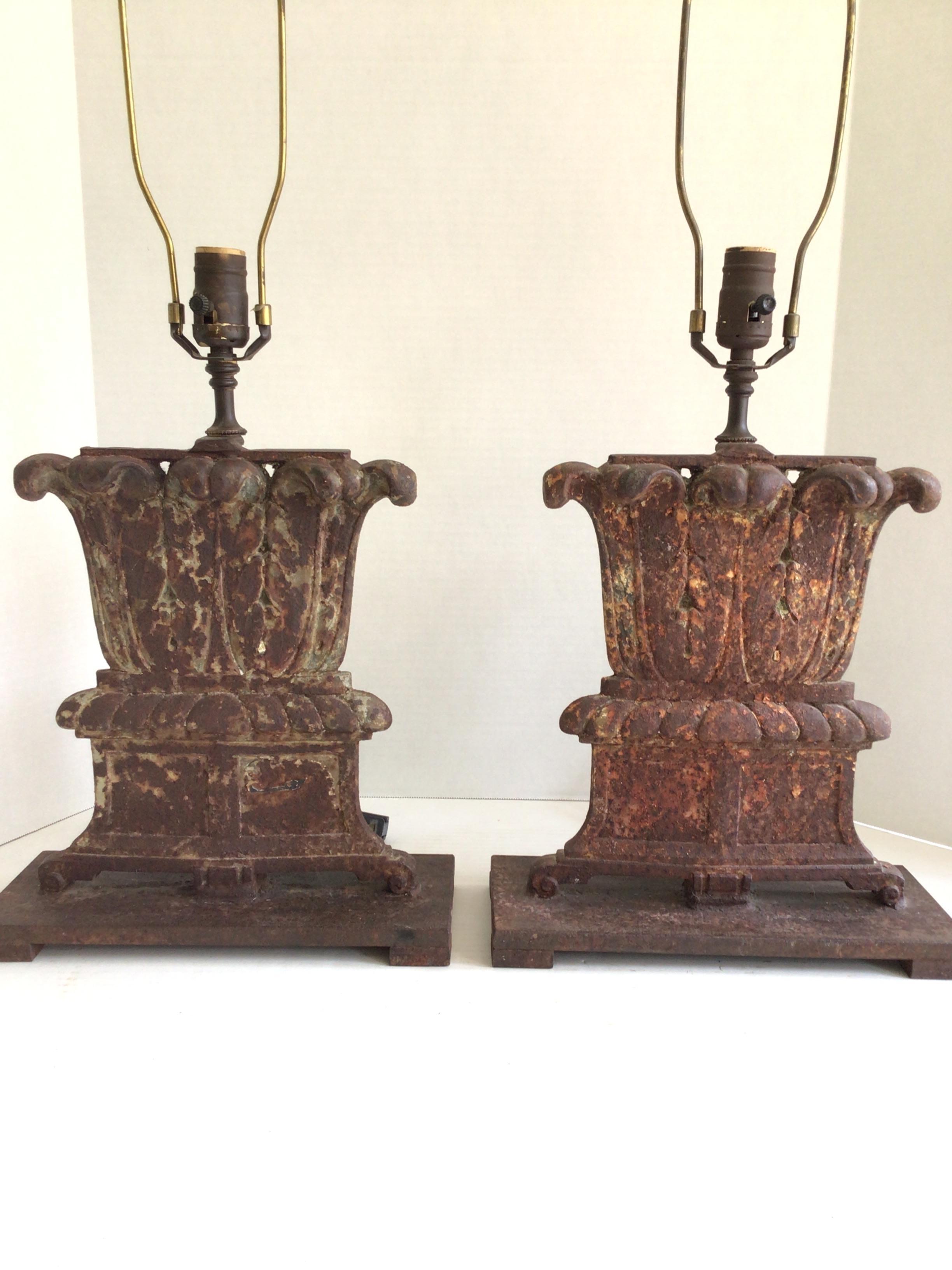 Pareja de lámparas de sobremesa de hierro de los años 40 con base de columna
Capitel corintio 
Base y columna de hierro
Base soldada a la parte superior

Altura hasta la parte superior del remate: 28