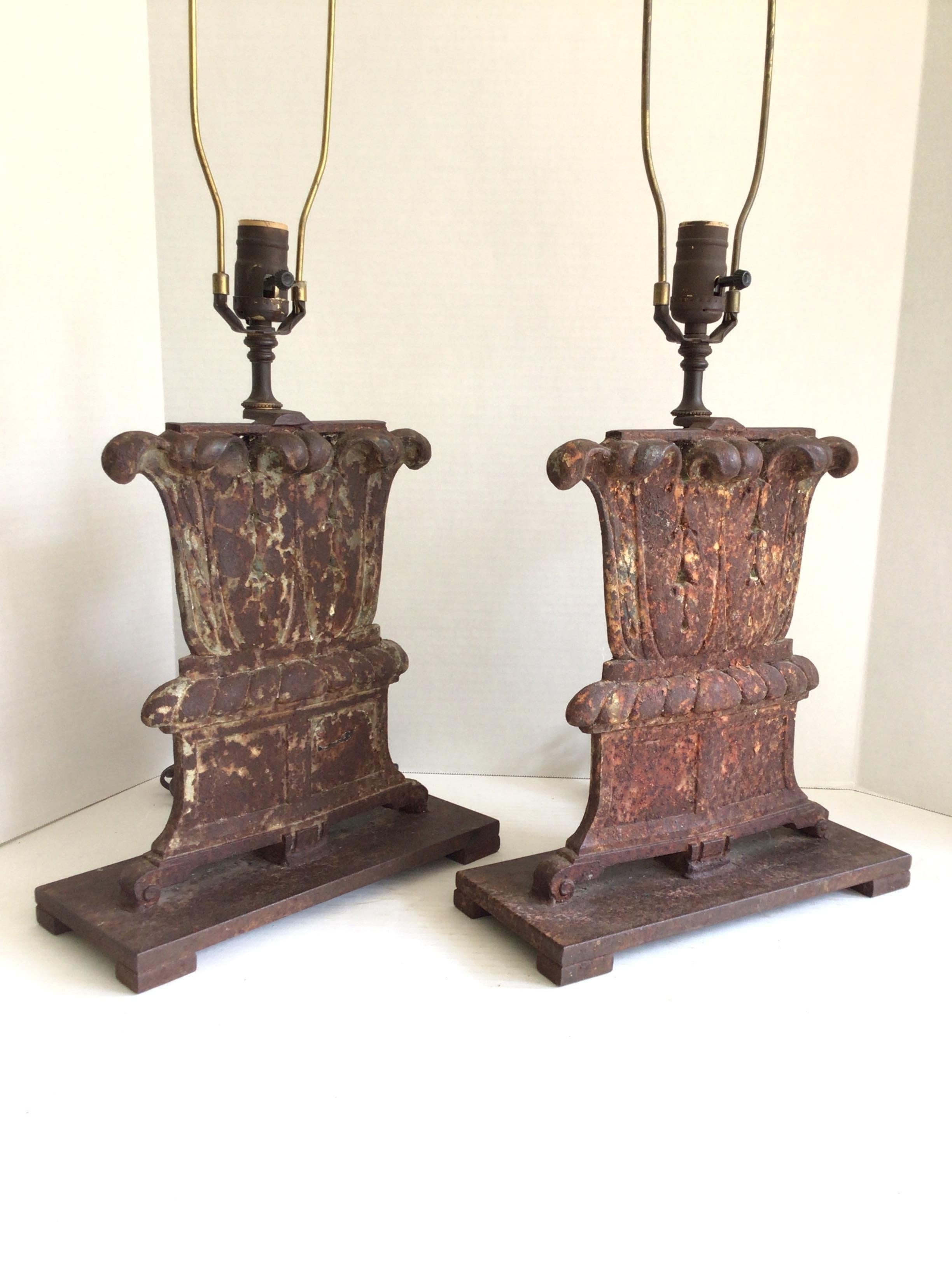 Pareja de lámparas de sobremesa de hierro de los años 40 con base de columna Vaciado en venta