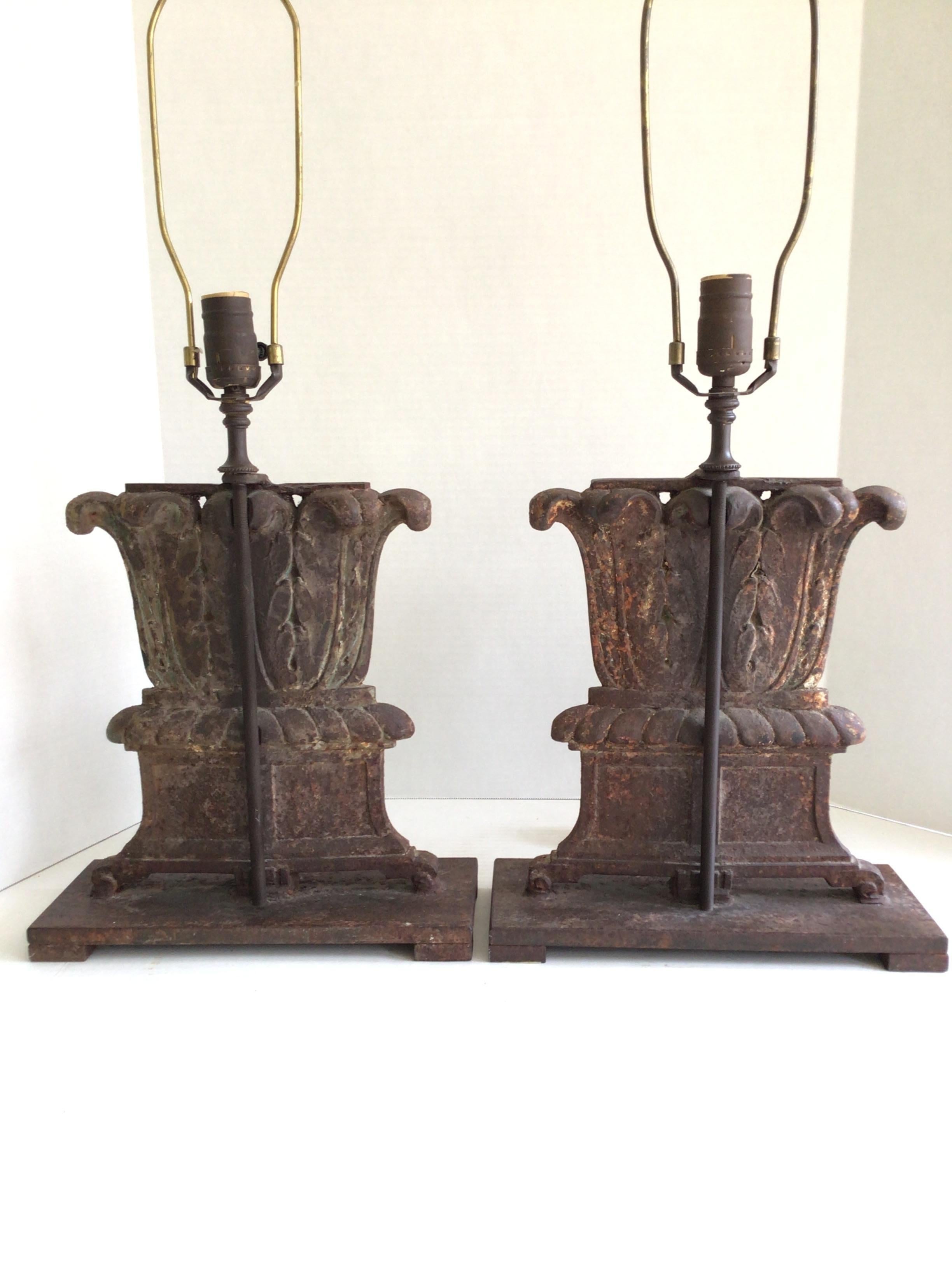 Pareja de lámparas de sobremesa de hierro de los años 40 con base de columna en Bueno estado para la venta en Tarrytown, NY