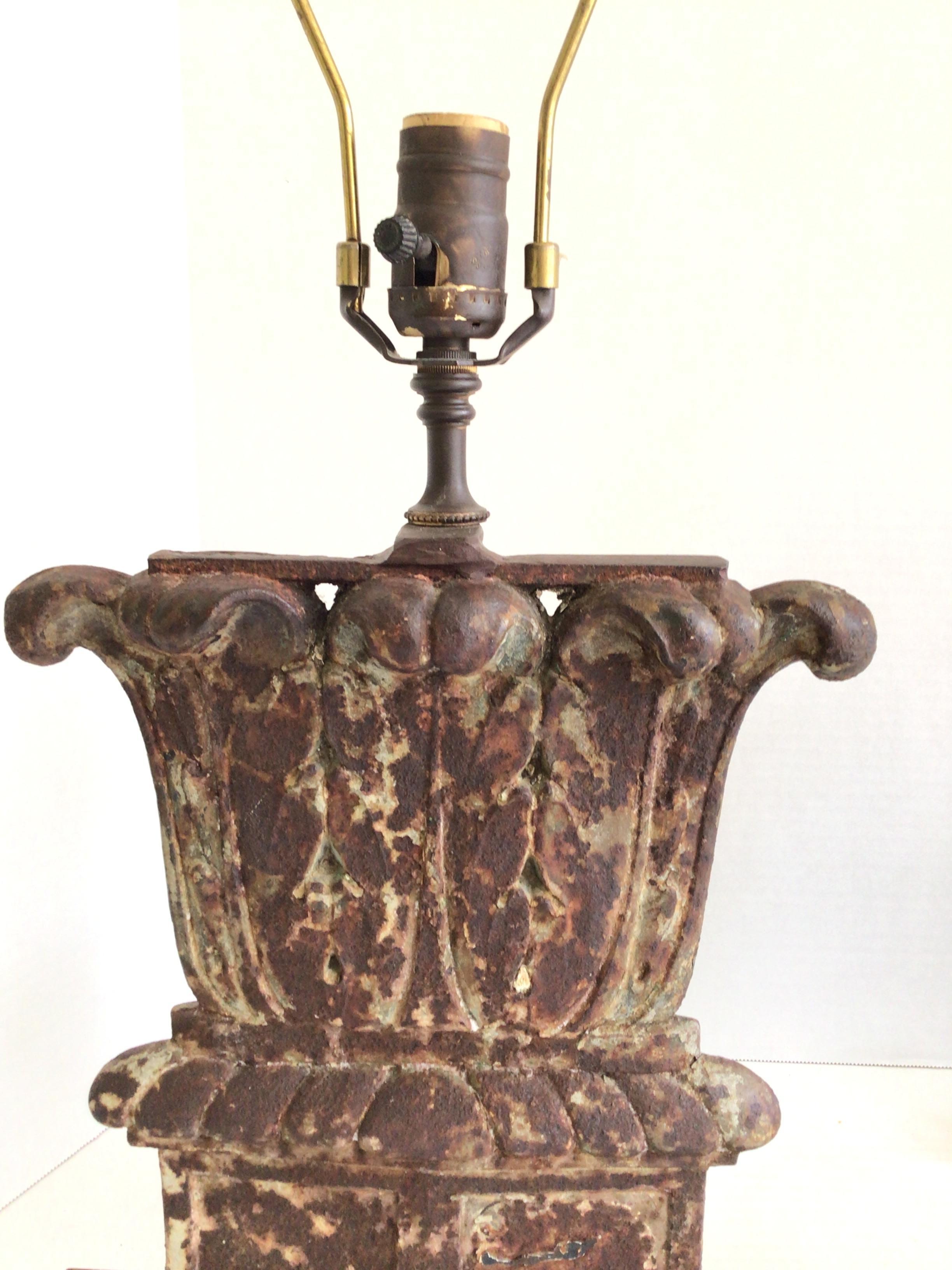 Pareja de lámparas de sobremesa de hierro de los años 40 con base de columna mediados del siglo XX en venta