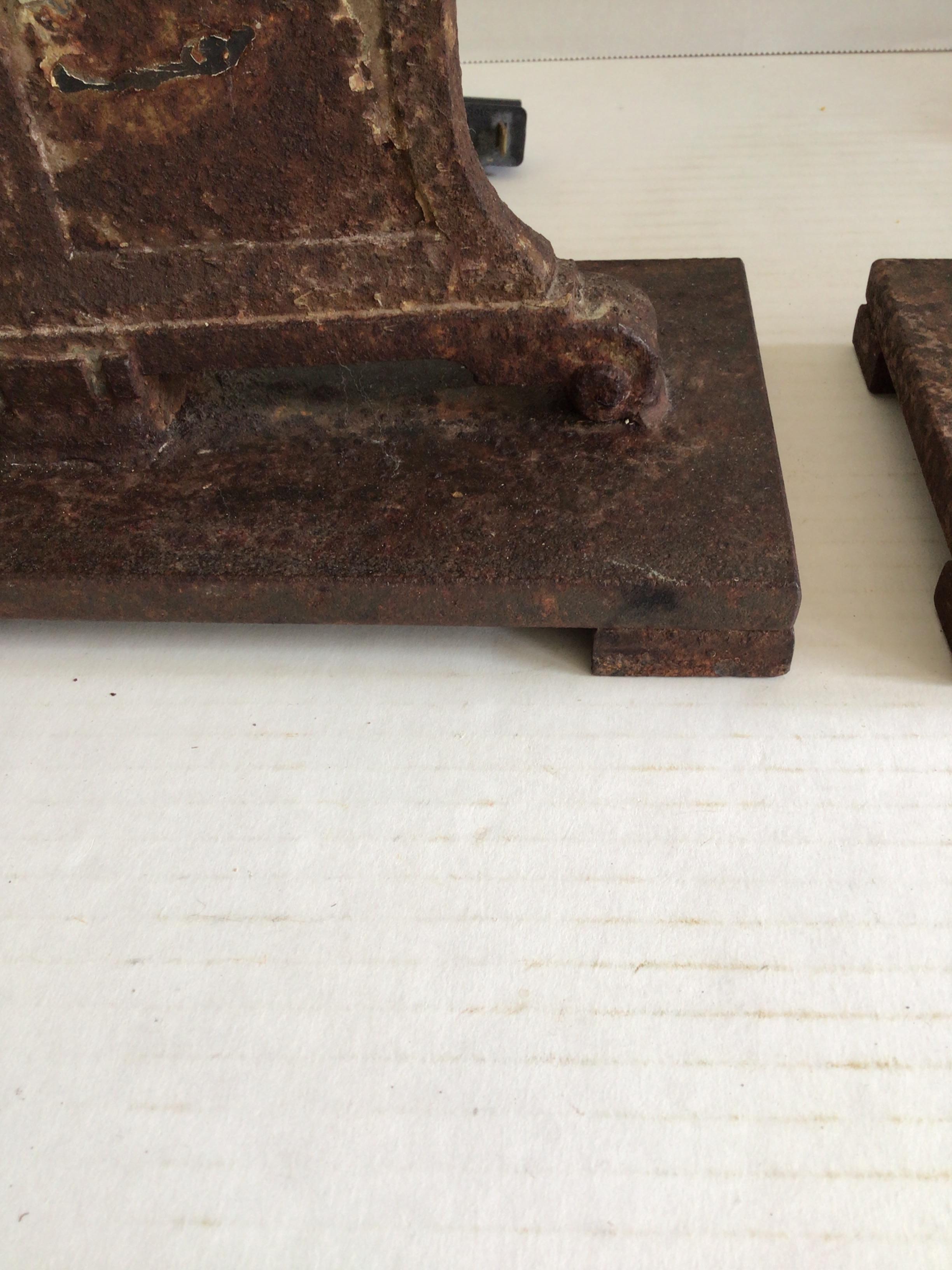 Pareja de lámparas de sobremesa de hierro de los años 40 con base de columna en venta 1