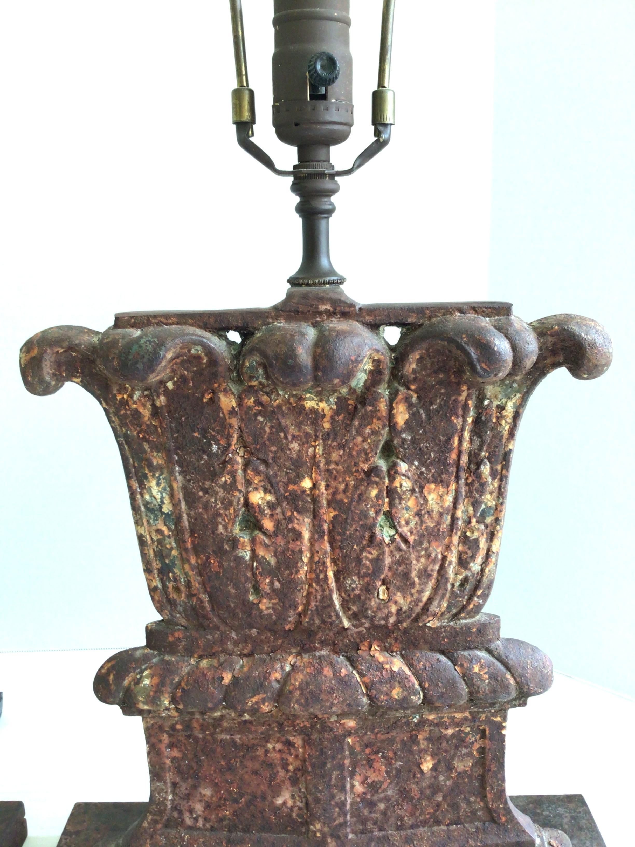 Pareja de lámparas de sobremesa de hierro de los años 40 con base de columna en venta 2