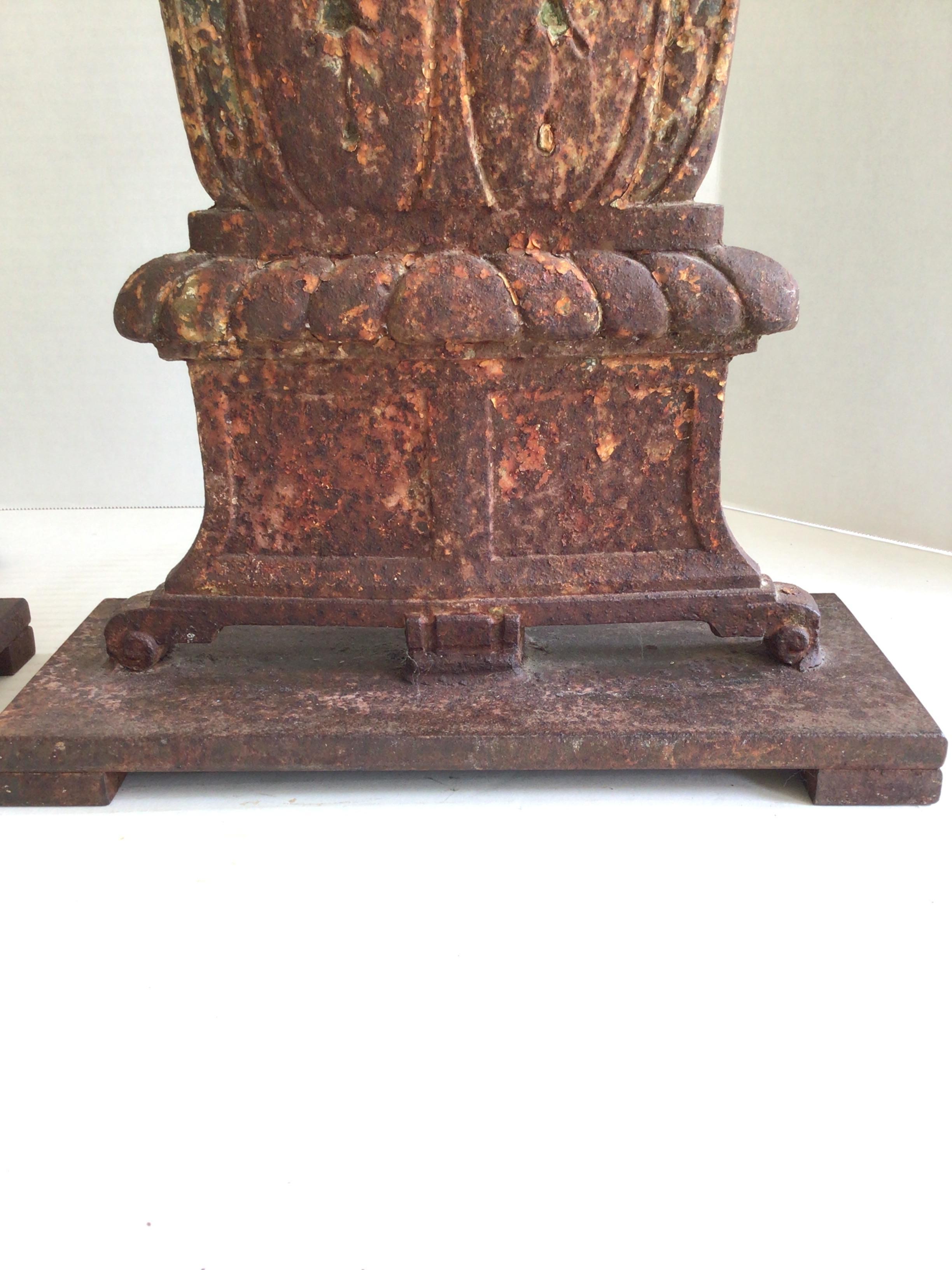 Pareja de lámparas de sobremesa de hierro de los años 40 con base de columna en venta 3