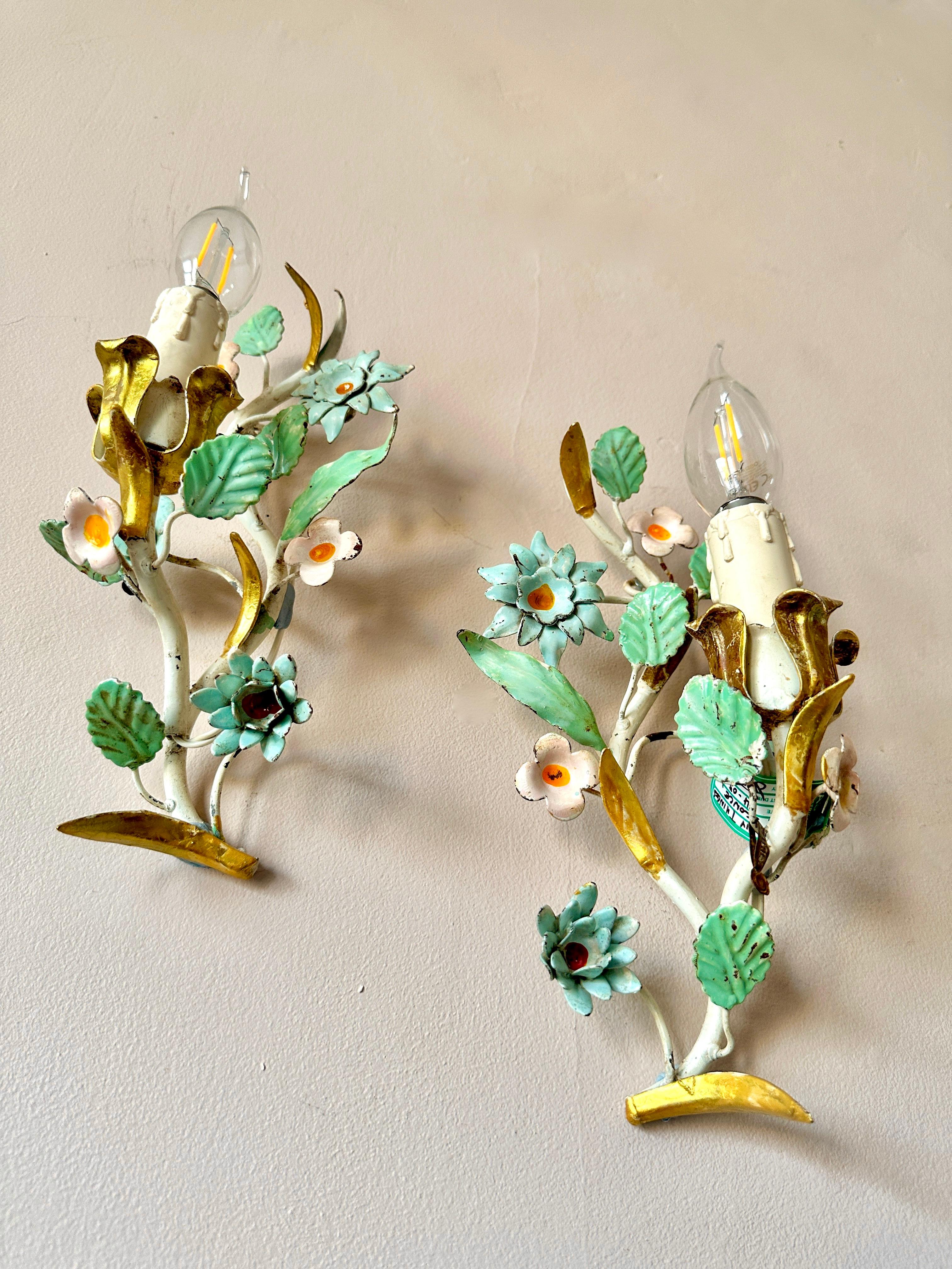 Pair of 1940s Italian Flower Toleware Wall Lights In Good Condition In London, GB