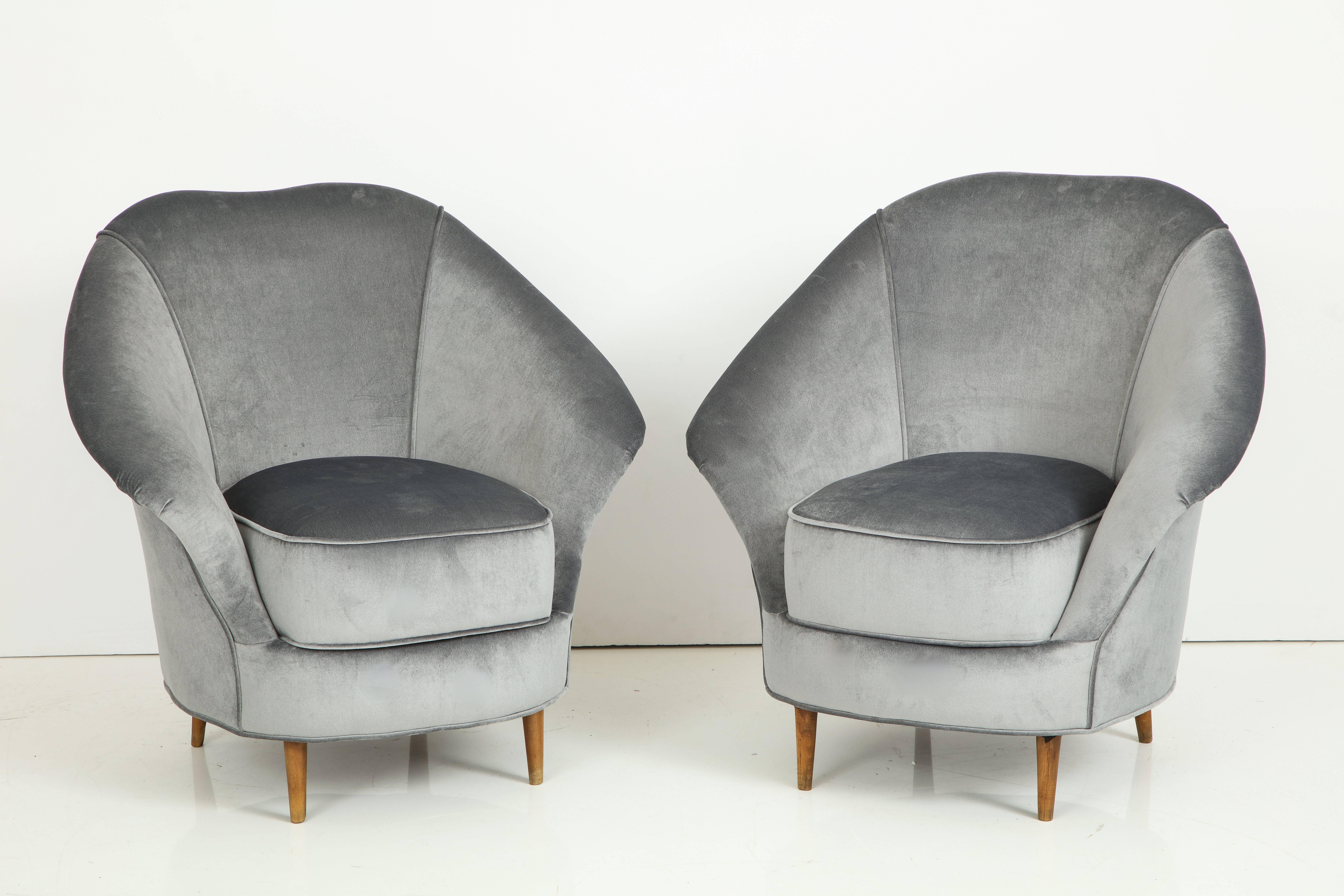 Elegant pair of restored vintage 1940s Italian armchairs in the style of Gio Ponti produced by Casa e Giardino with original walnut tapered legs. Sculptural mid-century Italian design with curved back. Completely restored and newly reupholstered in
