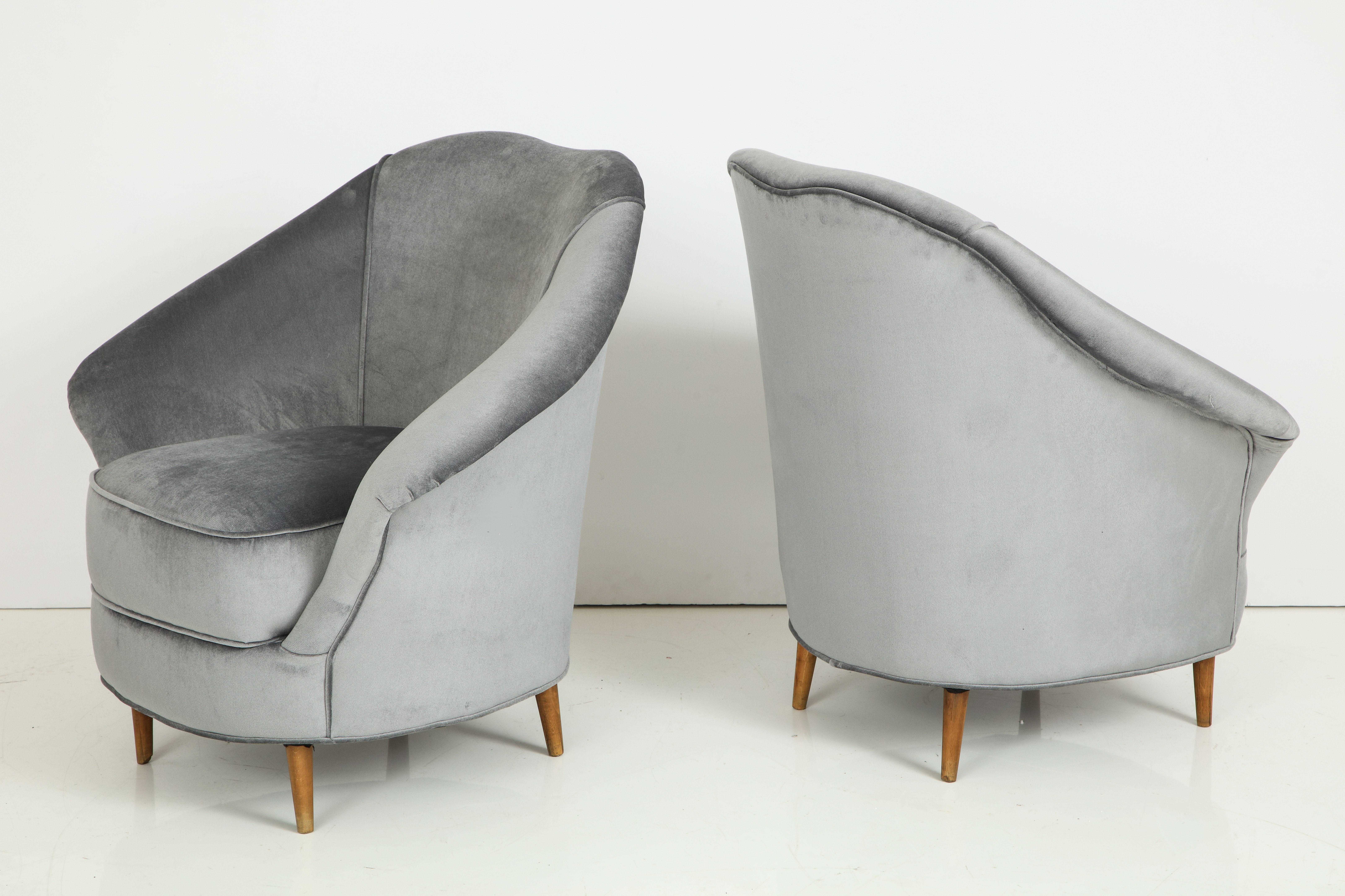Mid-Century Modern Pair of Lounge Chairs in the Style of Gio Ponti in Grey Velvet, Italy