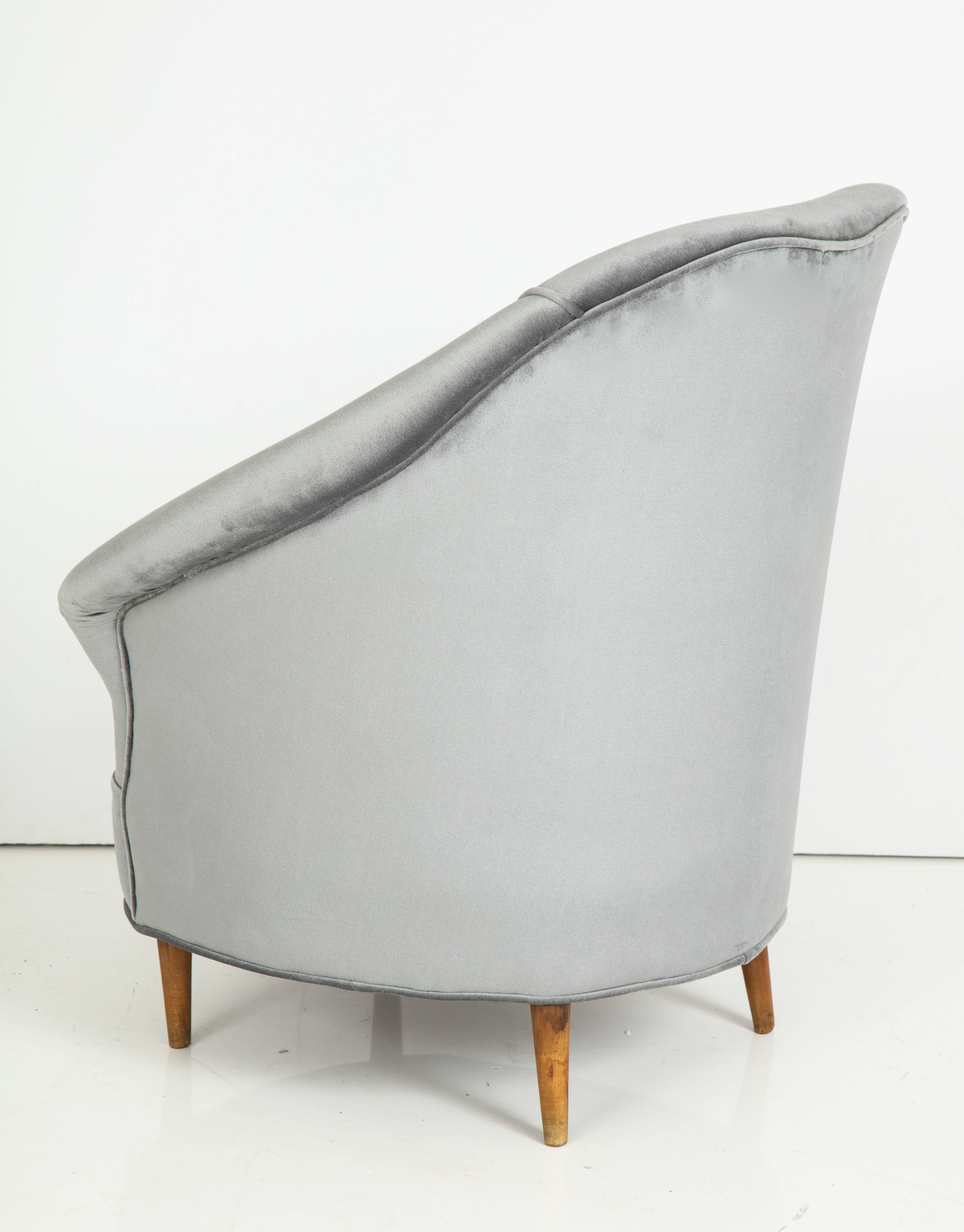 Pair of Lounge Chairs in the Style of Gio Ponti in Grey Velvet, Italy In Excellent Condition In New York, NY