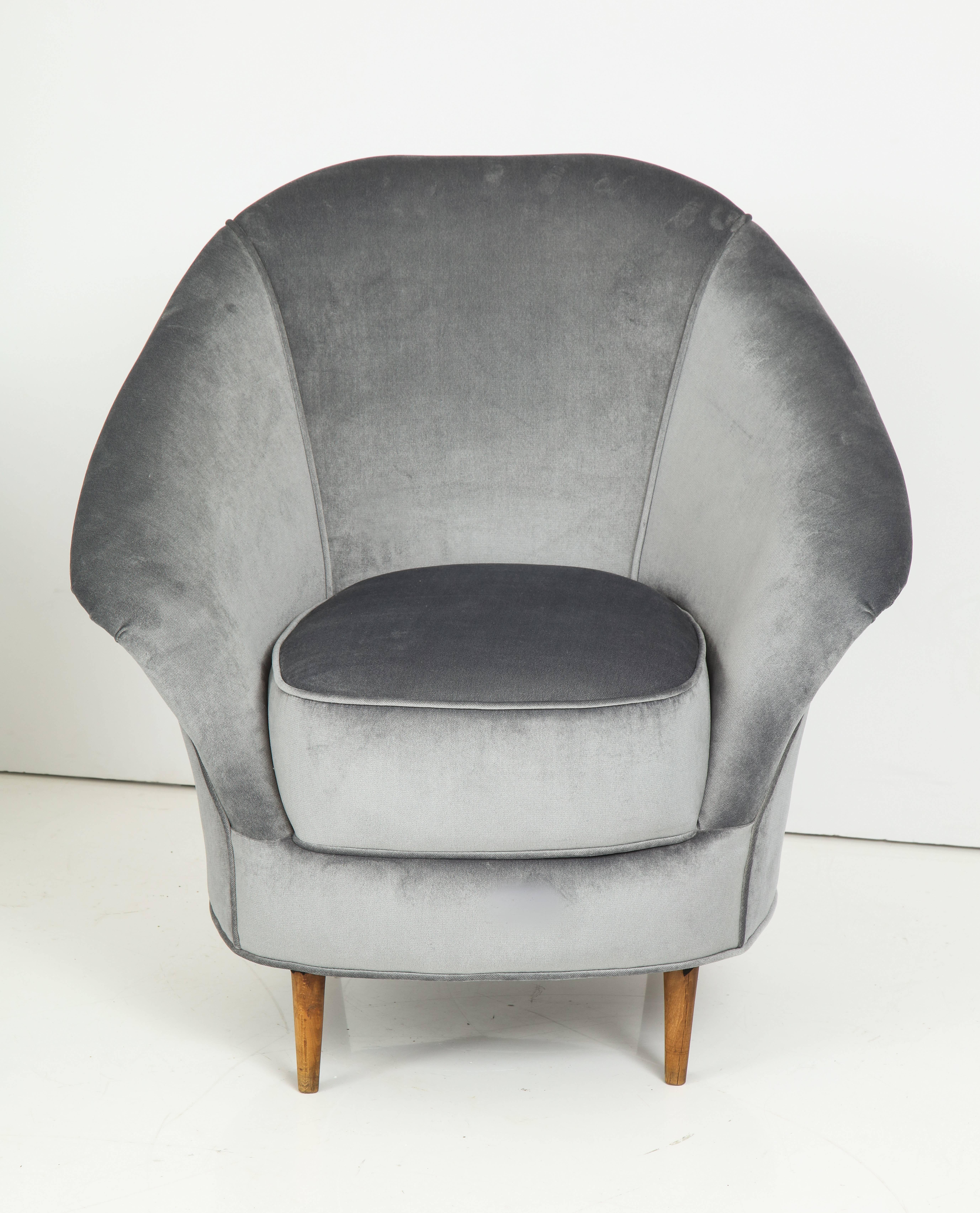 Pair of Lounge Chairs in the Style of Gio Ponti in Grey Velvet, Italy 2