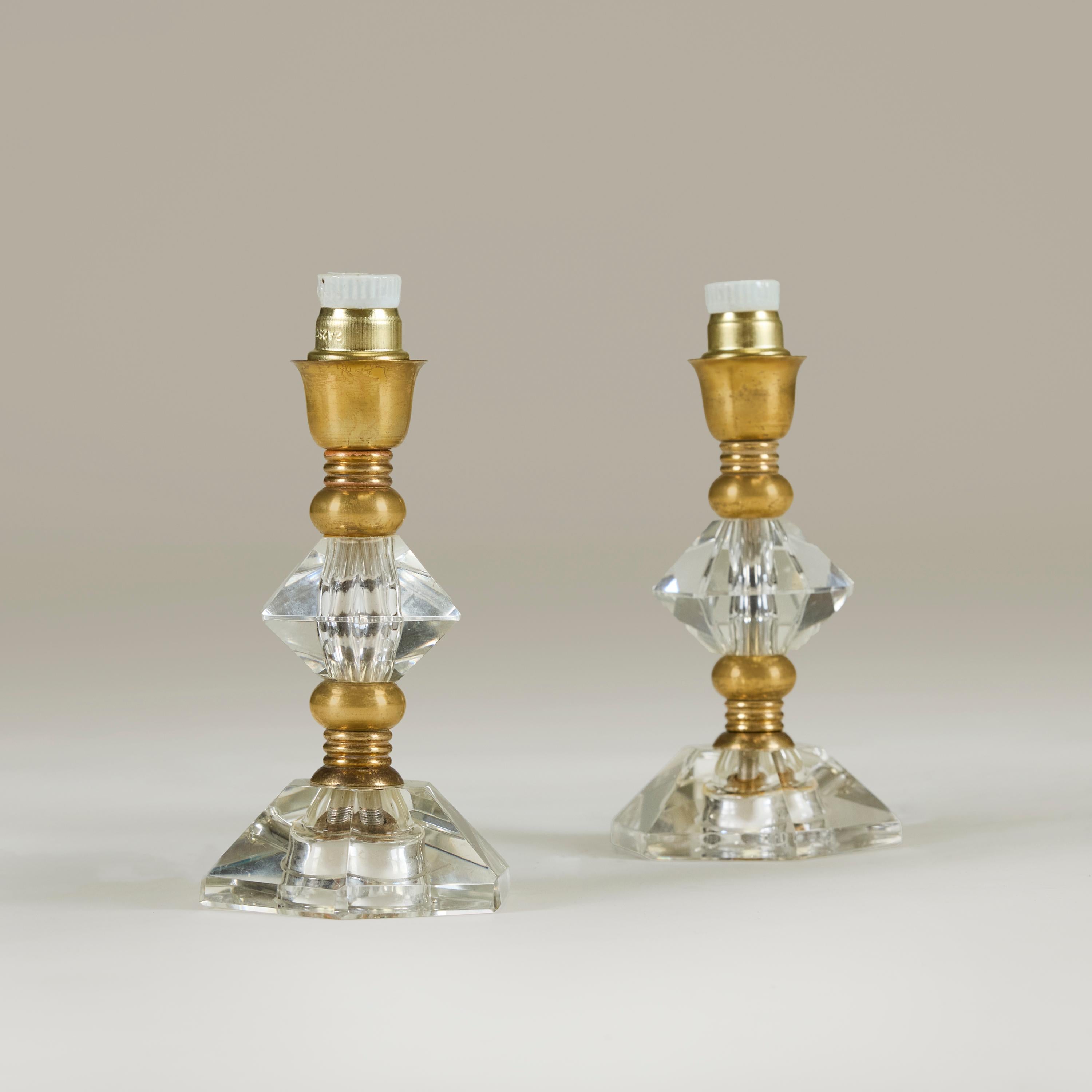 Pareja de lámparas de sobremesa italianas de cristal tallado de Murano y latón de los años 40, Art Decó Italiano en venta