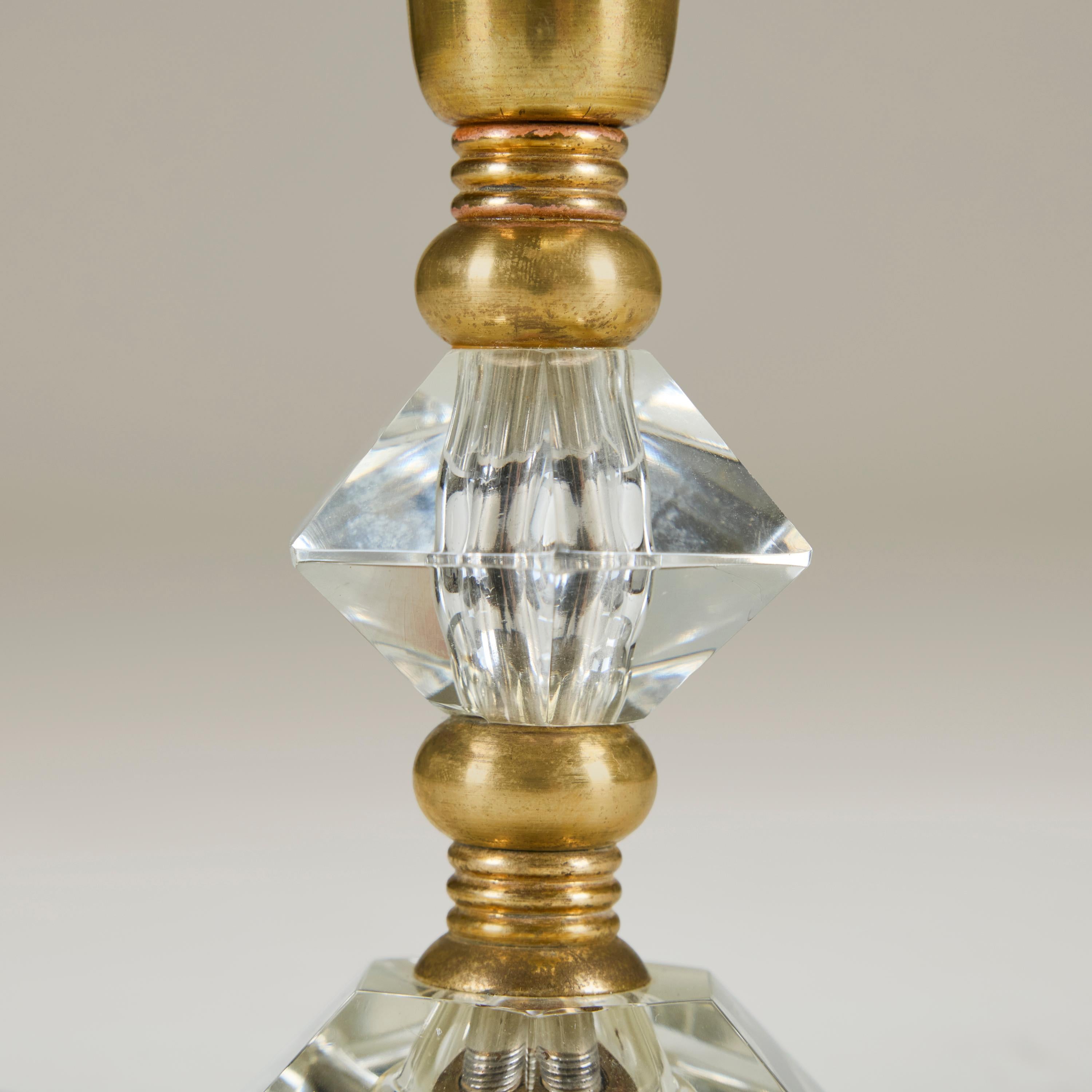 Pareja de lámparas de sobremesa italianas de cristal tallado de Murano y latón de los años 40, Art Decó Facetado en venta